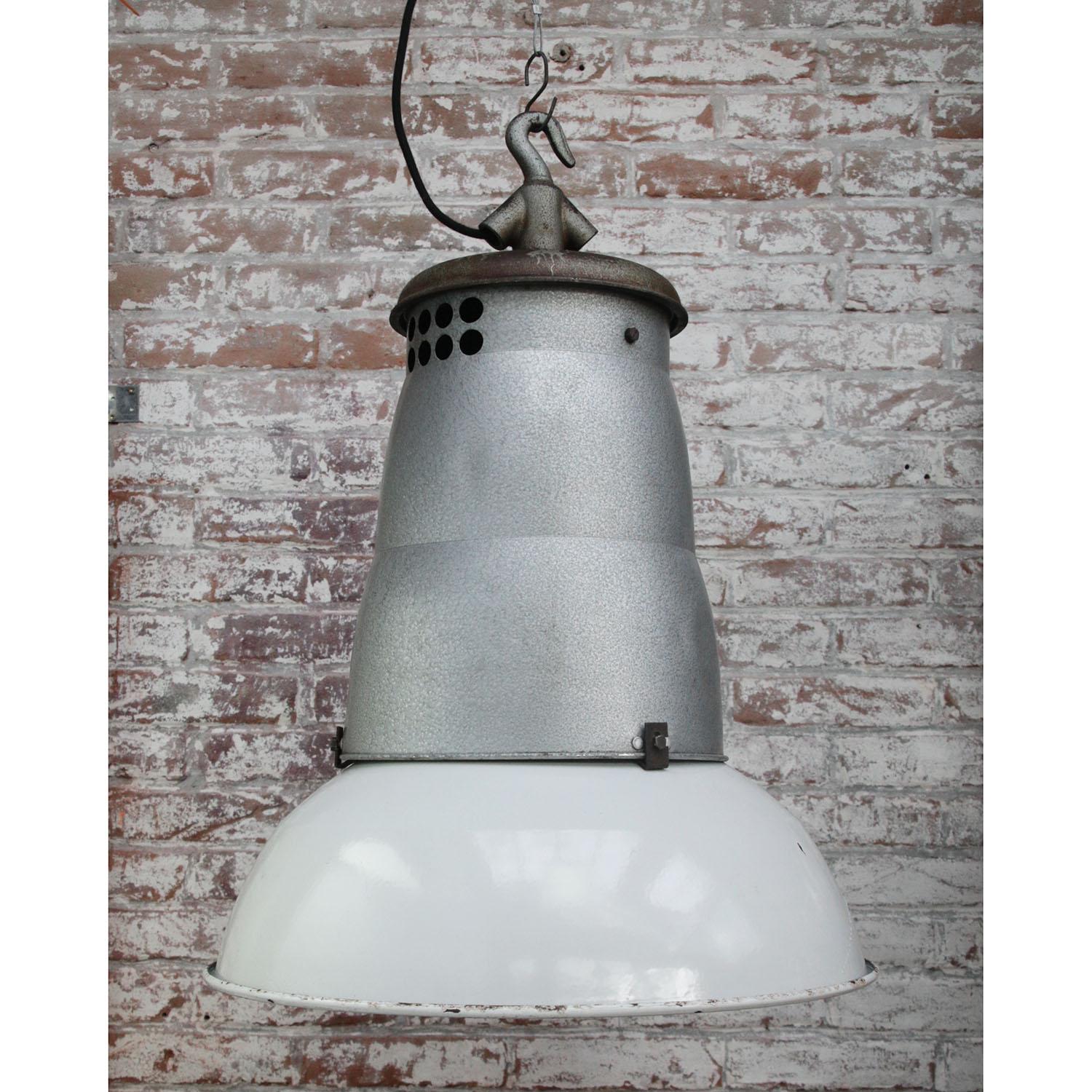 Moulage Grandes lampes à suspension industrielles françaises vintage en émail gris clair en vente