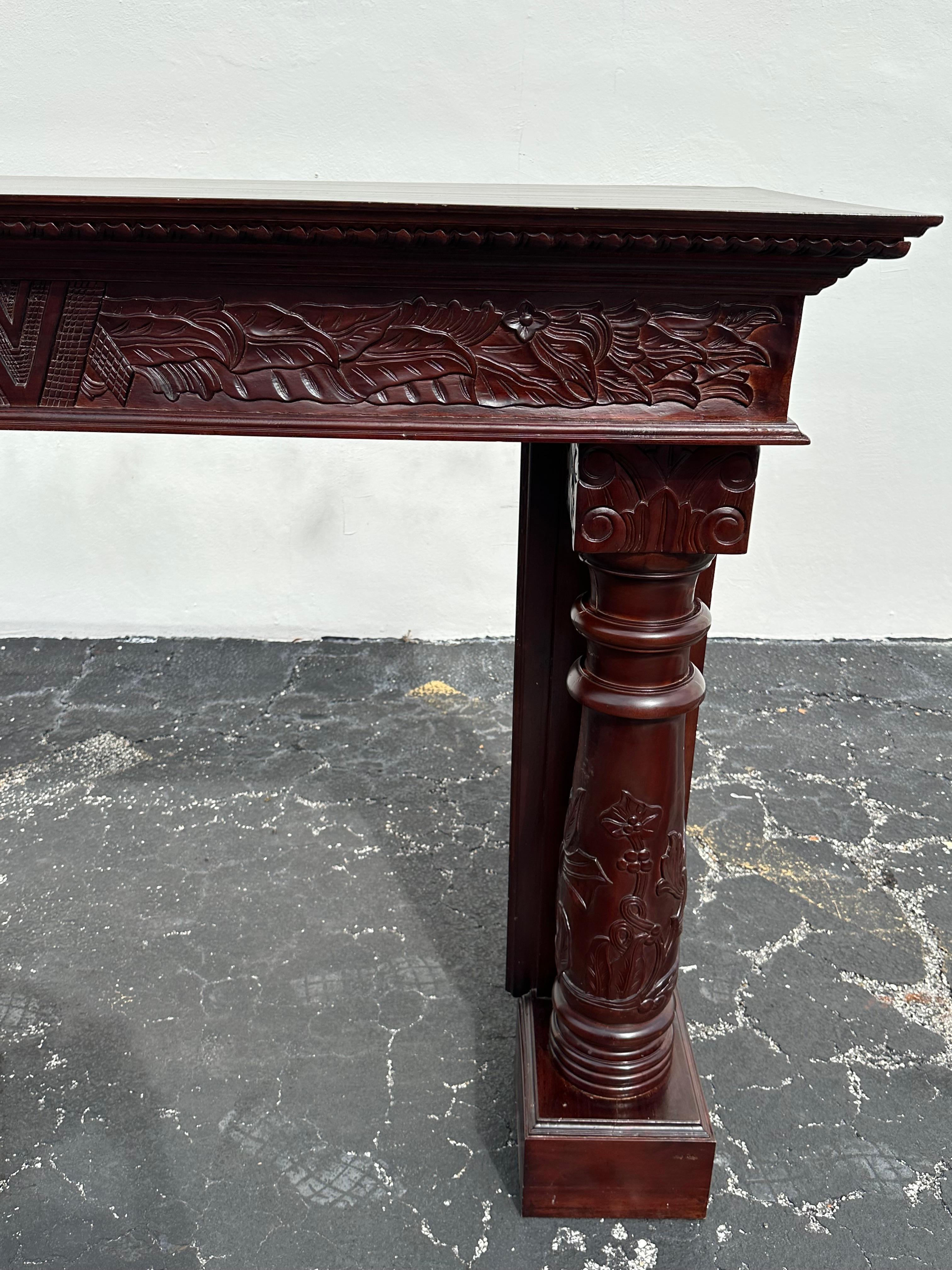 Grande cheminée française de style Louis en acajou hautement sculptée en vente 4