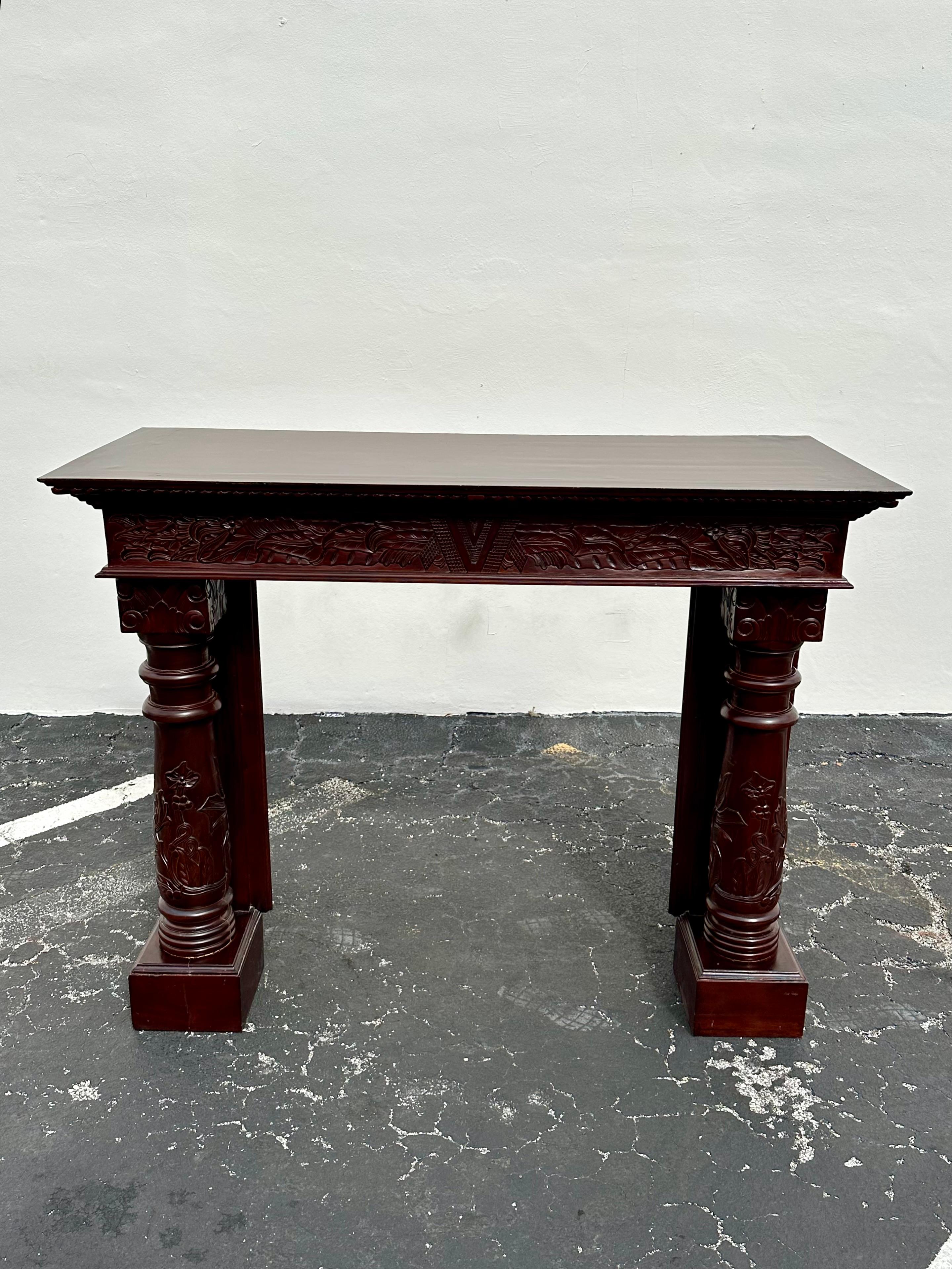 Grande cheminée française de style Louis en acajou hautement sculptée en vente 6