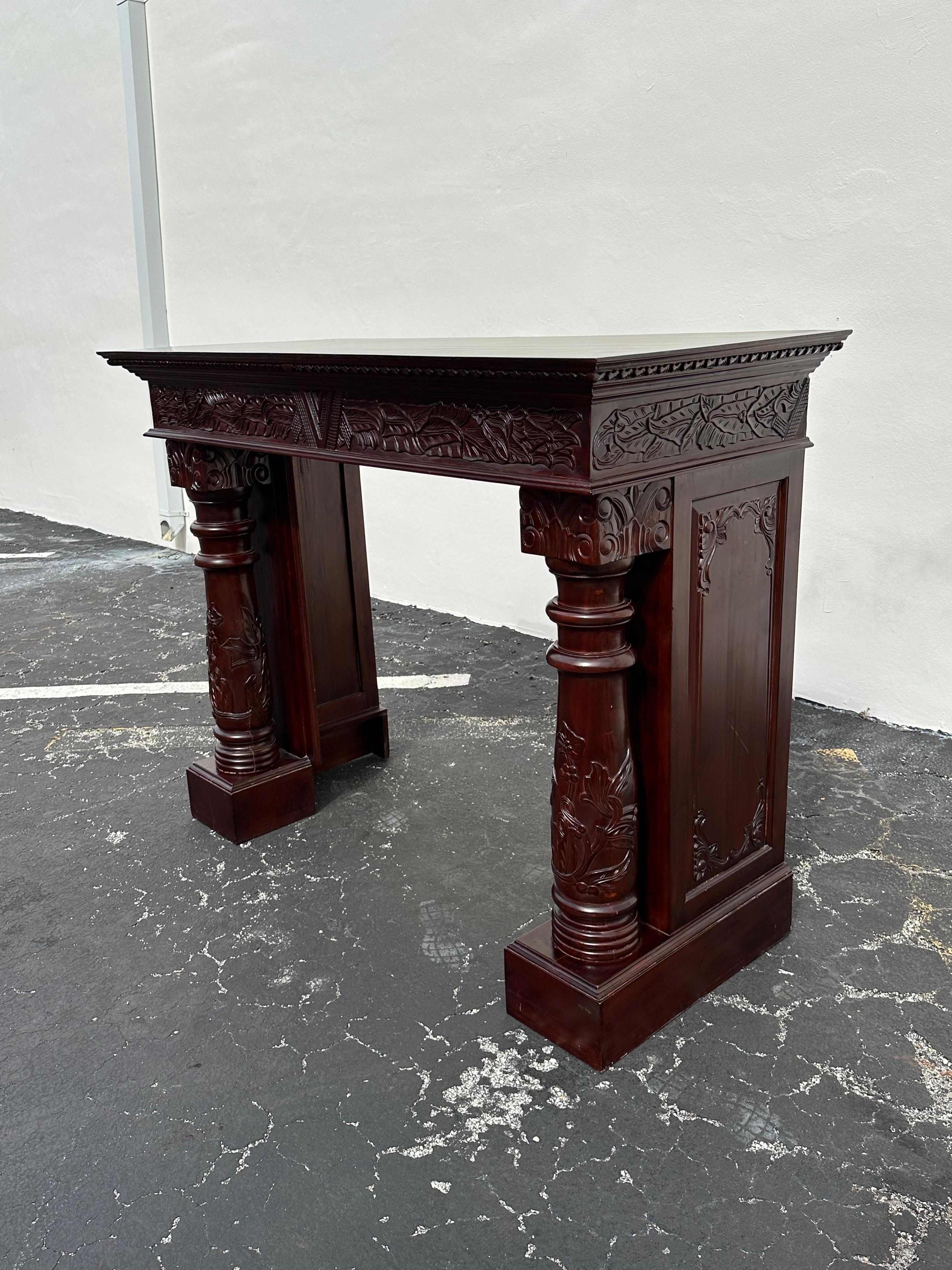 Français Grande cheminée française de style Louis en acajou hautement sculptée en vente