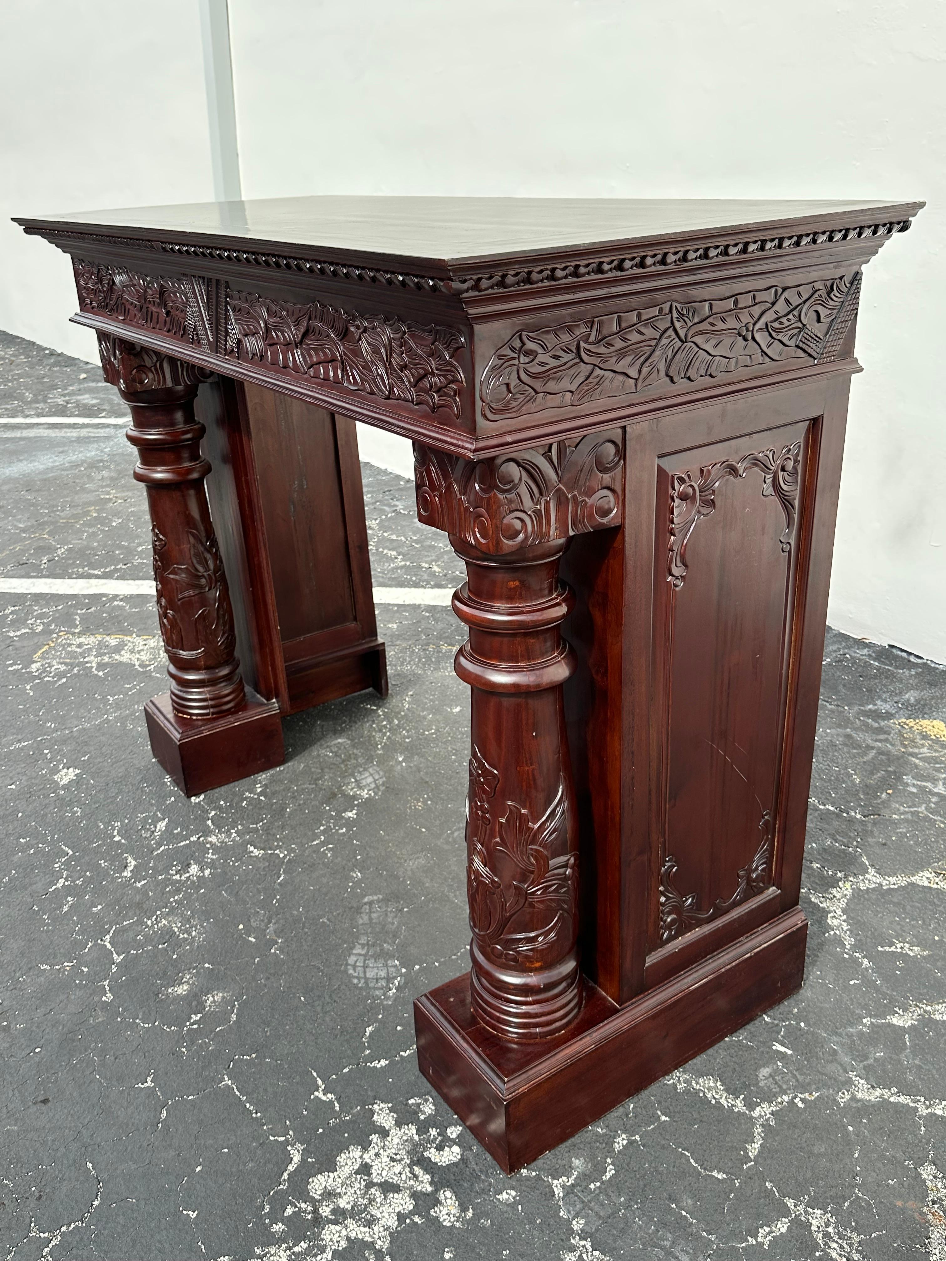 Grande cheminée française de style Louis en acajou hautement sculptée Bon état - En vente à Fort Lauderdale, FL