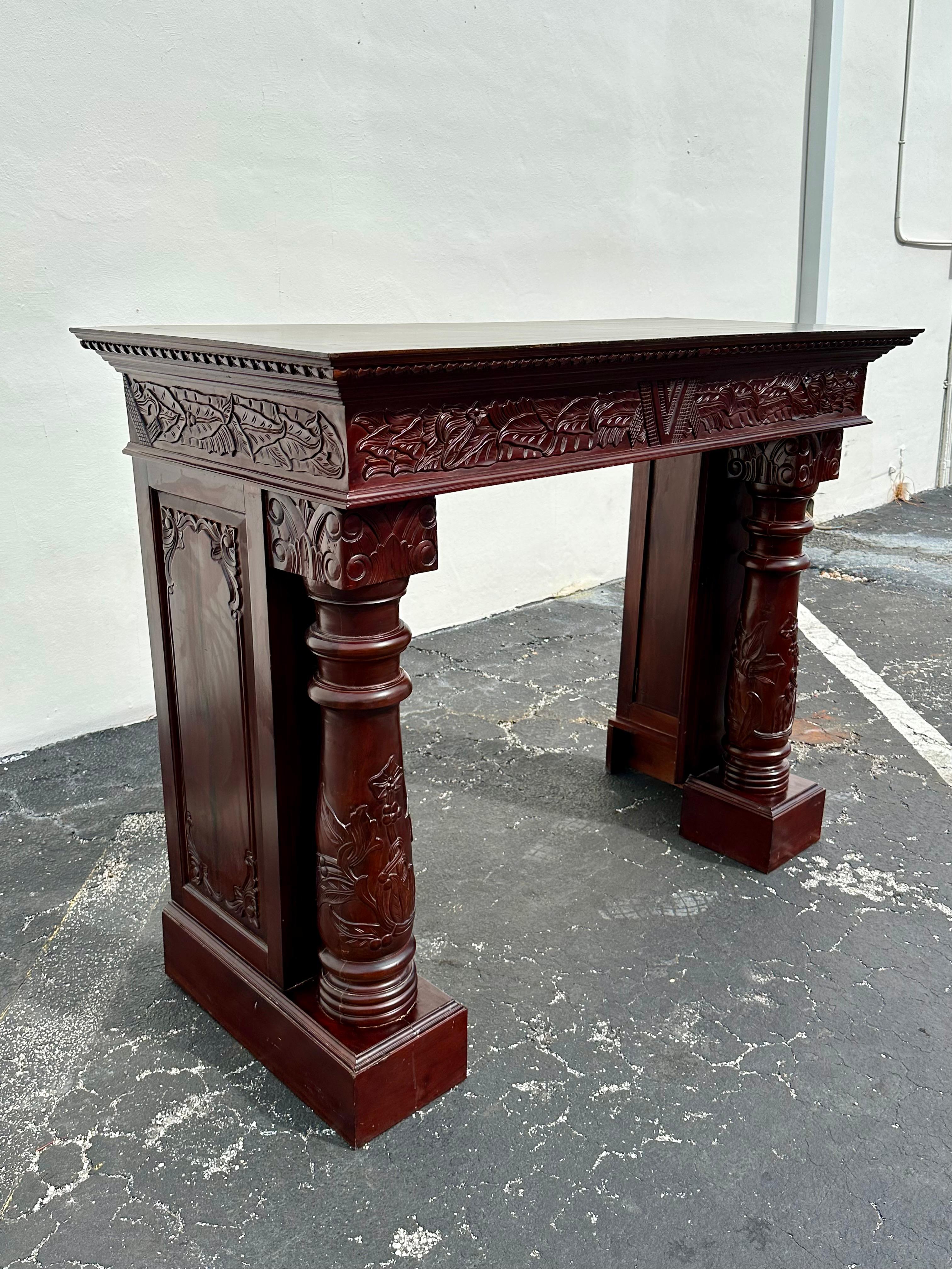 20ième siècle Grande cheminée française de style Louis en acajou hautement sculptée en vente