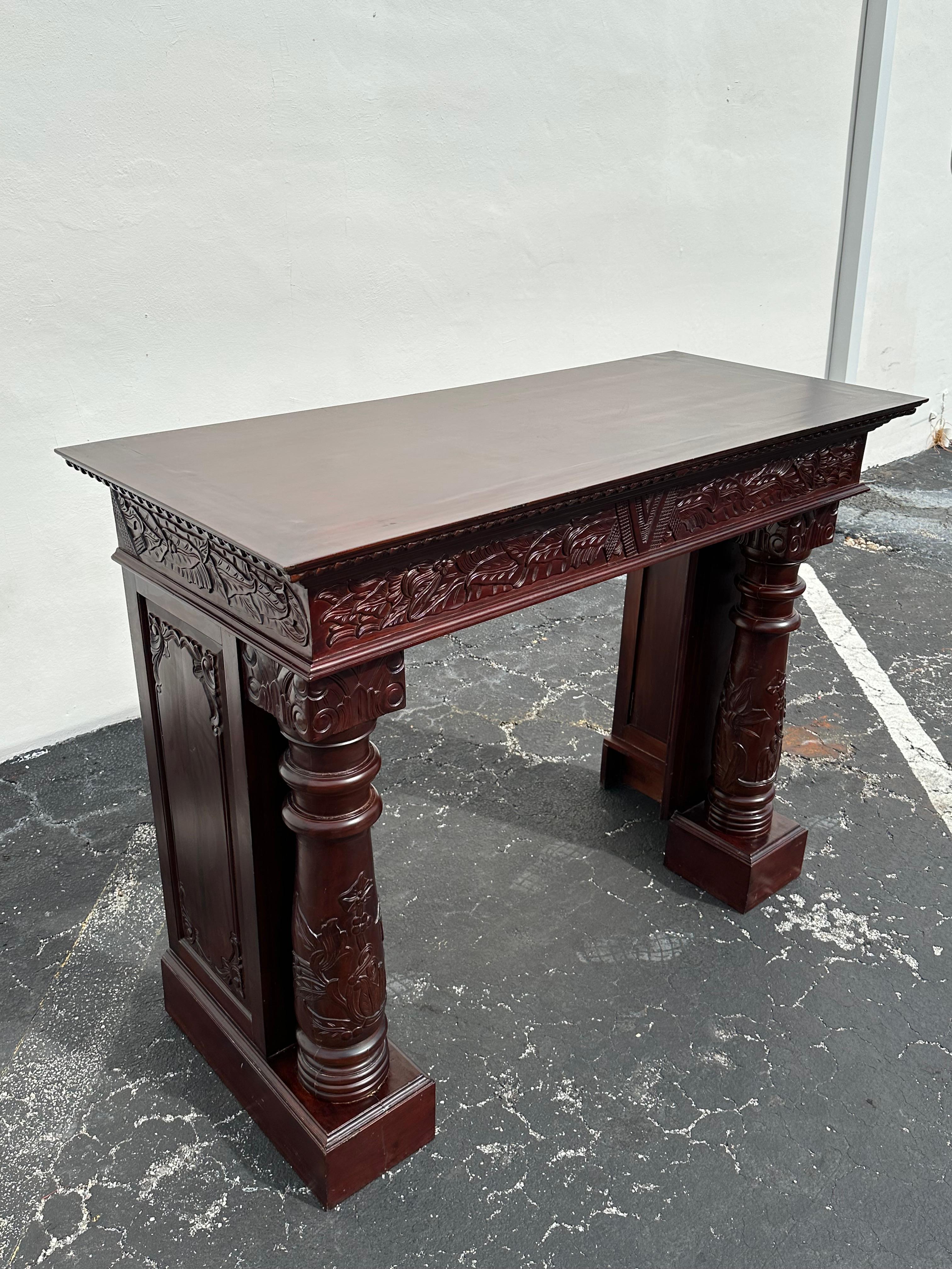 Bois Grande cheminée française de style Louis en acajou hautement sculptée en vente