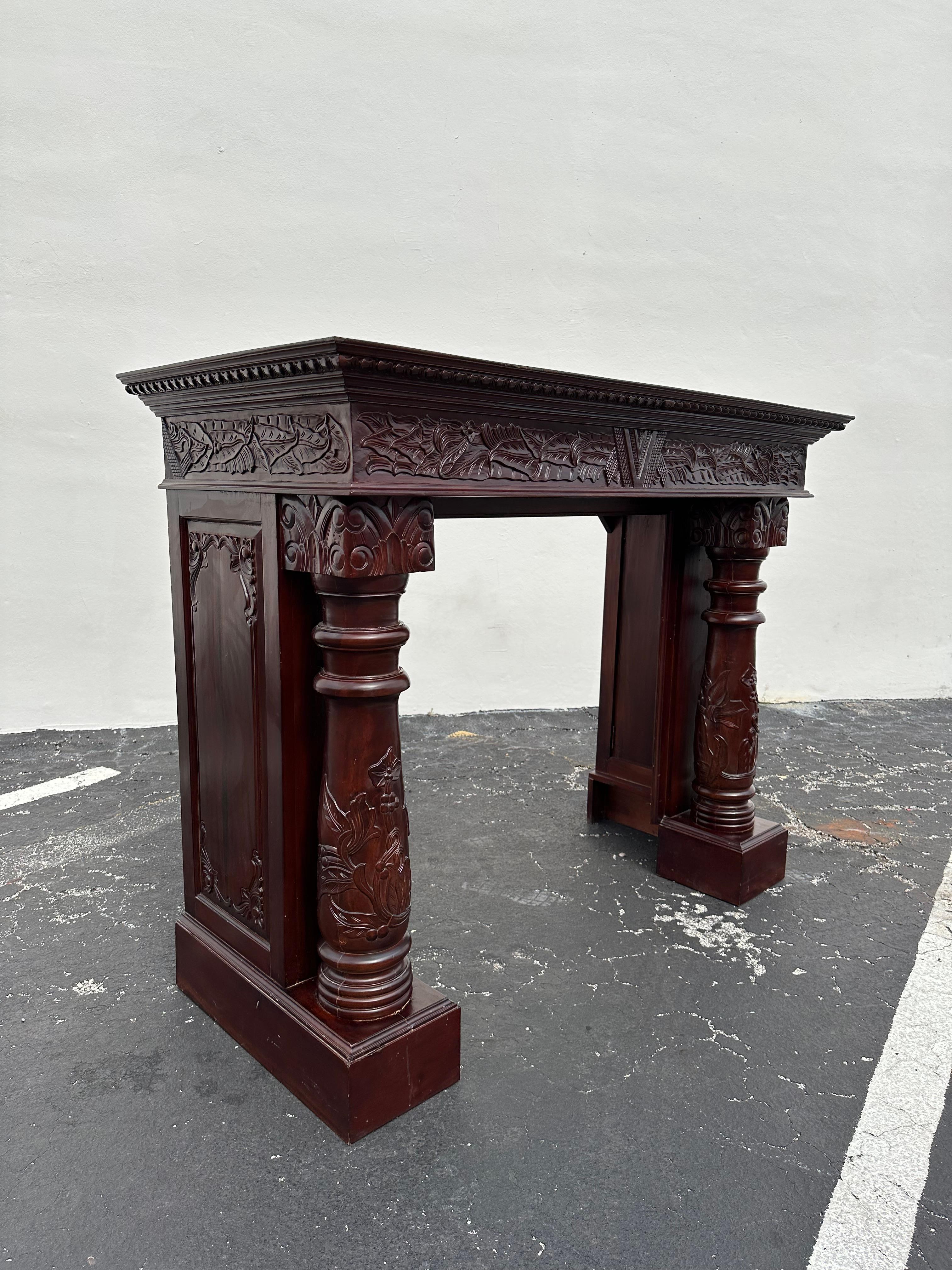 Grande cheminée française de style Louis en acajou hautement sculptée en vente 1