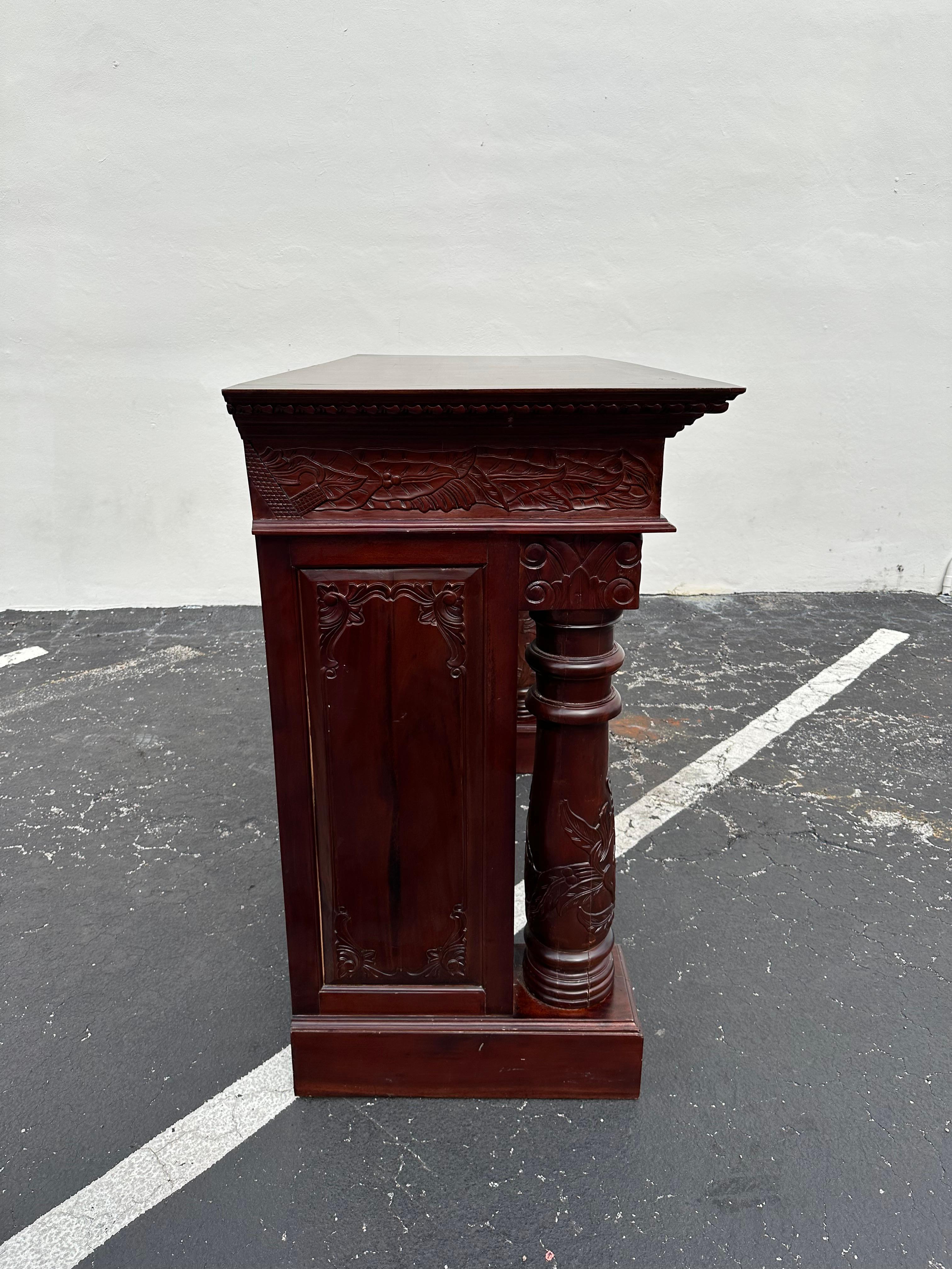 Grande cheminée française de style Louis en acajou hautement sculptée en vente 2