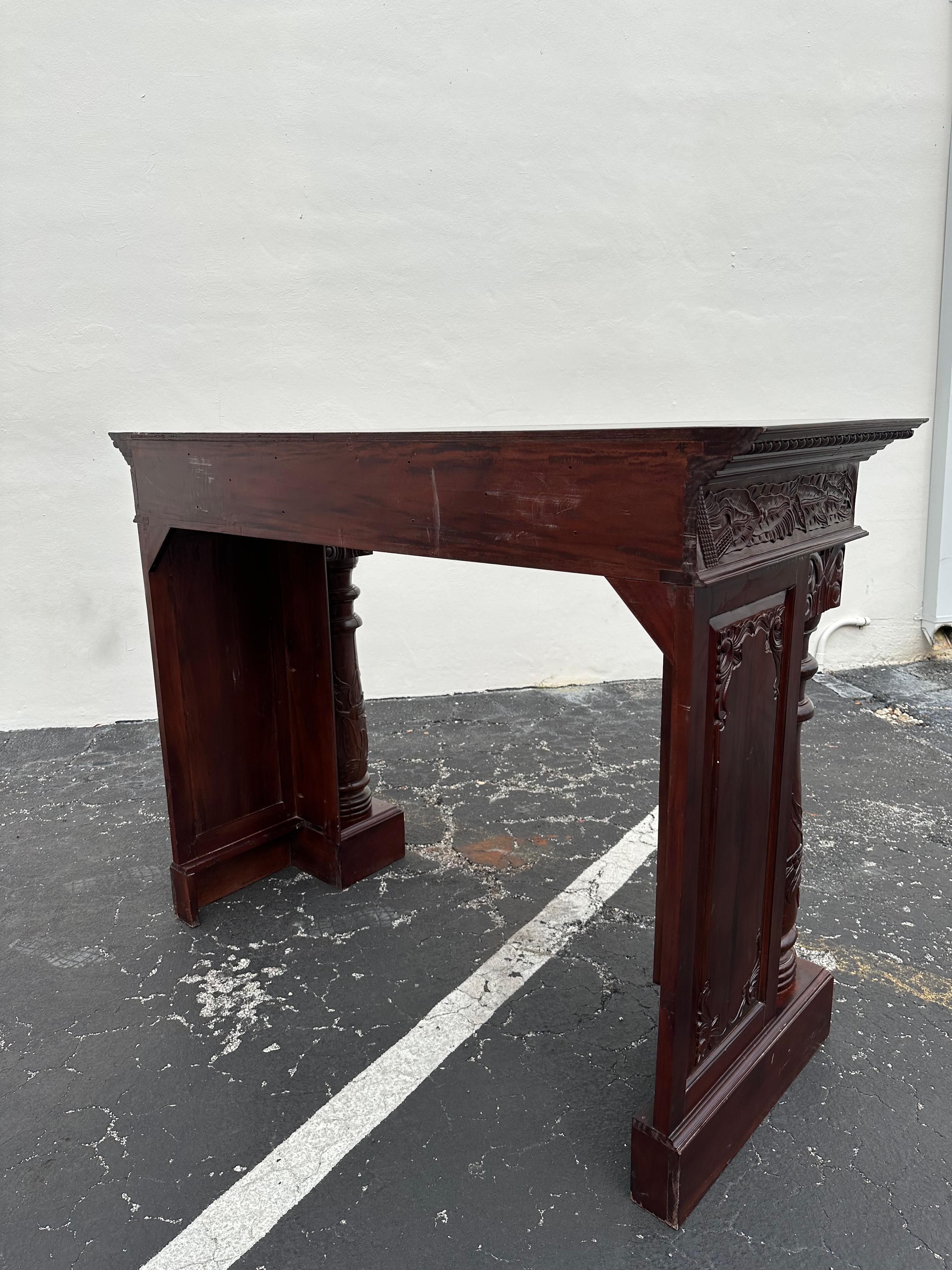 Grande cheminée française de style Louis en acajou hautement sculptée en vente 3