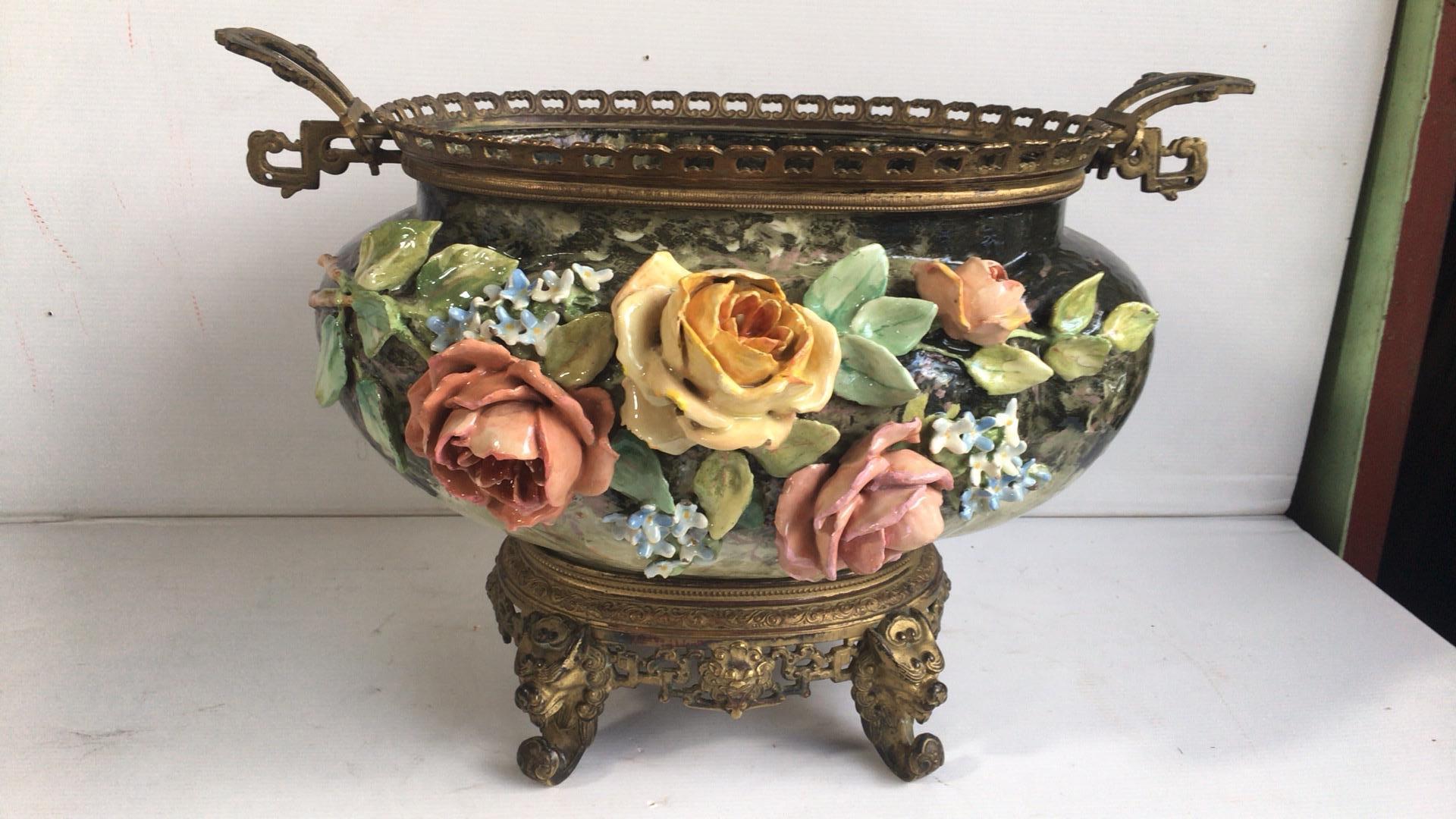 French Majolica jardinière with flowers signed EG Edouard Gilles, circa 1880.
Handles et feet in bronze.
Measure: 18 inches length.
