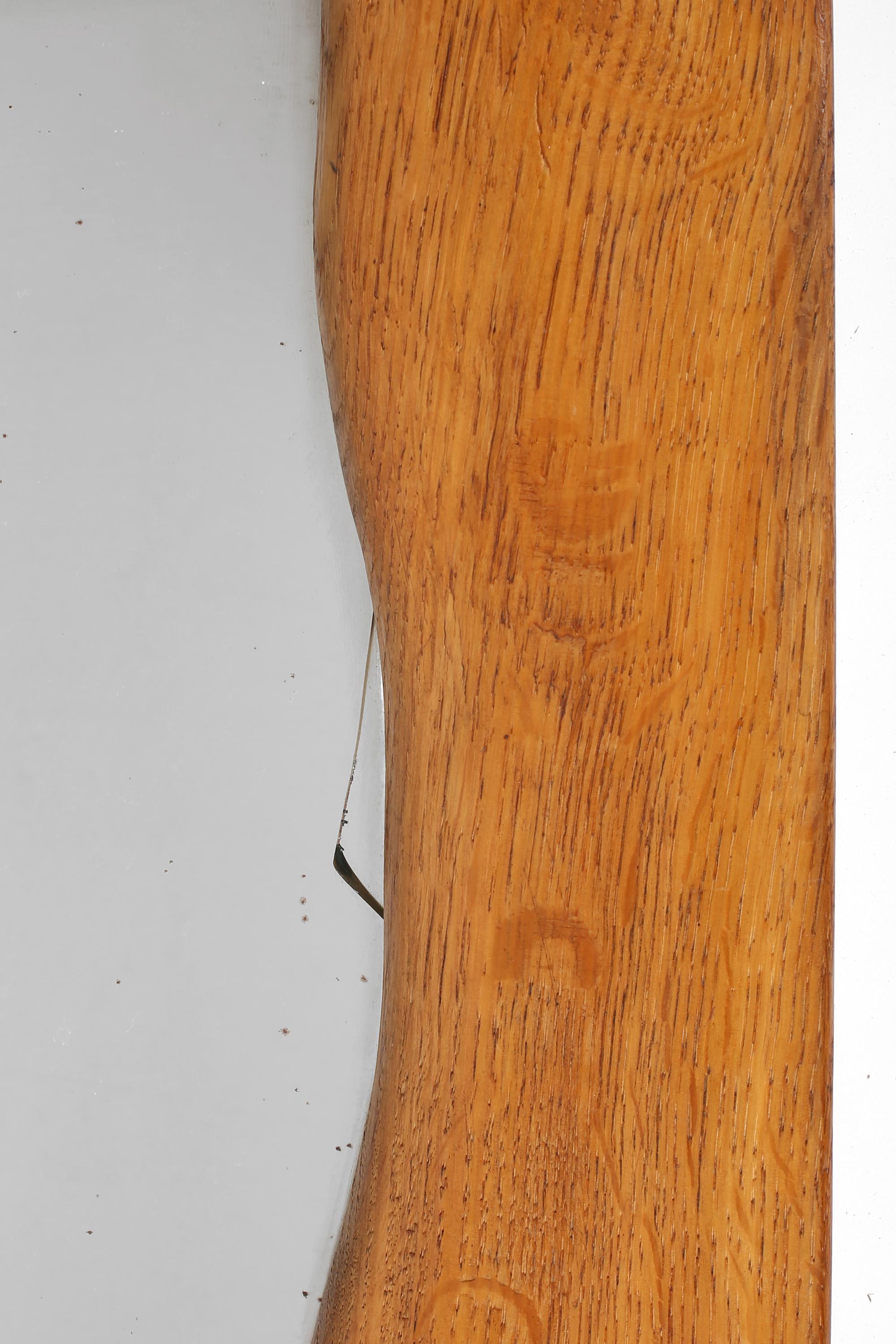 Specchio monumentale indipendente a figura intera con cornice in legno massiccio di quercia intagliato a forma libera e leggero foxing sulla lastra originale. È probabile che in origine fosse un elemento architettonico di uno spazio residenziale o