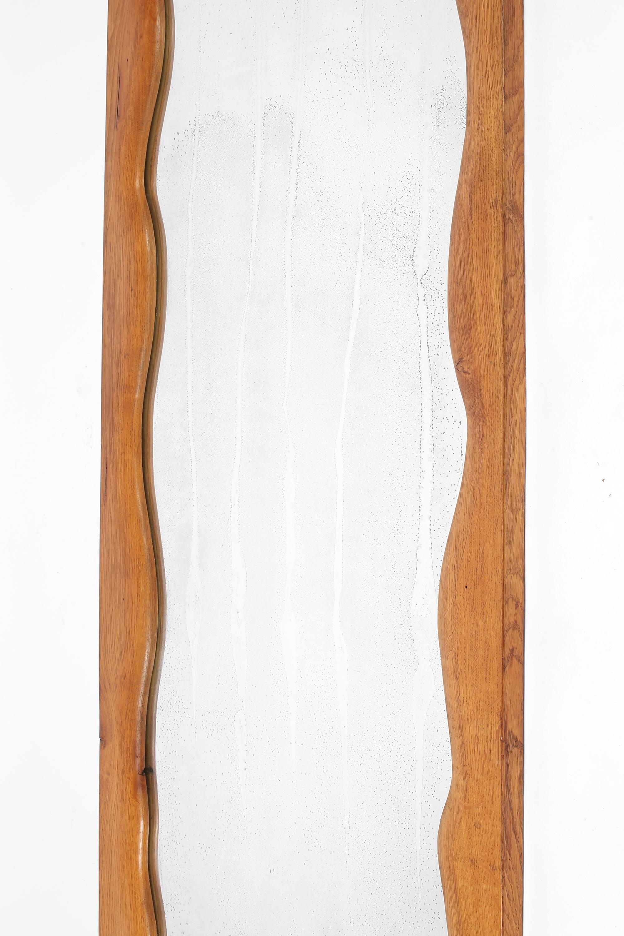 Grande specchio da terra francese della metà del secolo scorso con cornice a forma libera in Oak in vendita 3