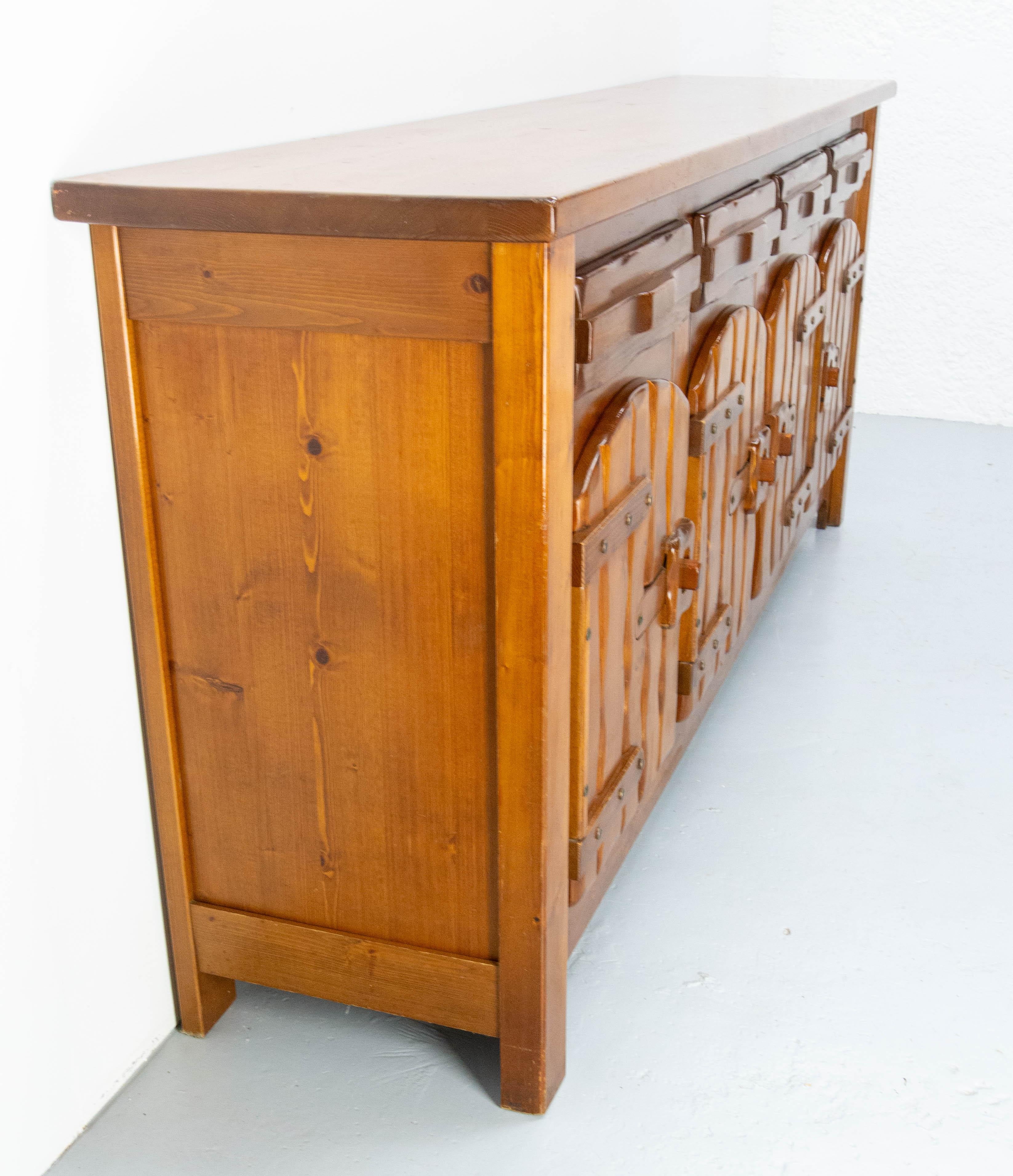 French Large Pine Chalet-Style Buffet Four Doors, circa 1970 In Good Condition For Sale In Labrit, Landes