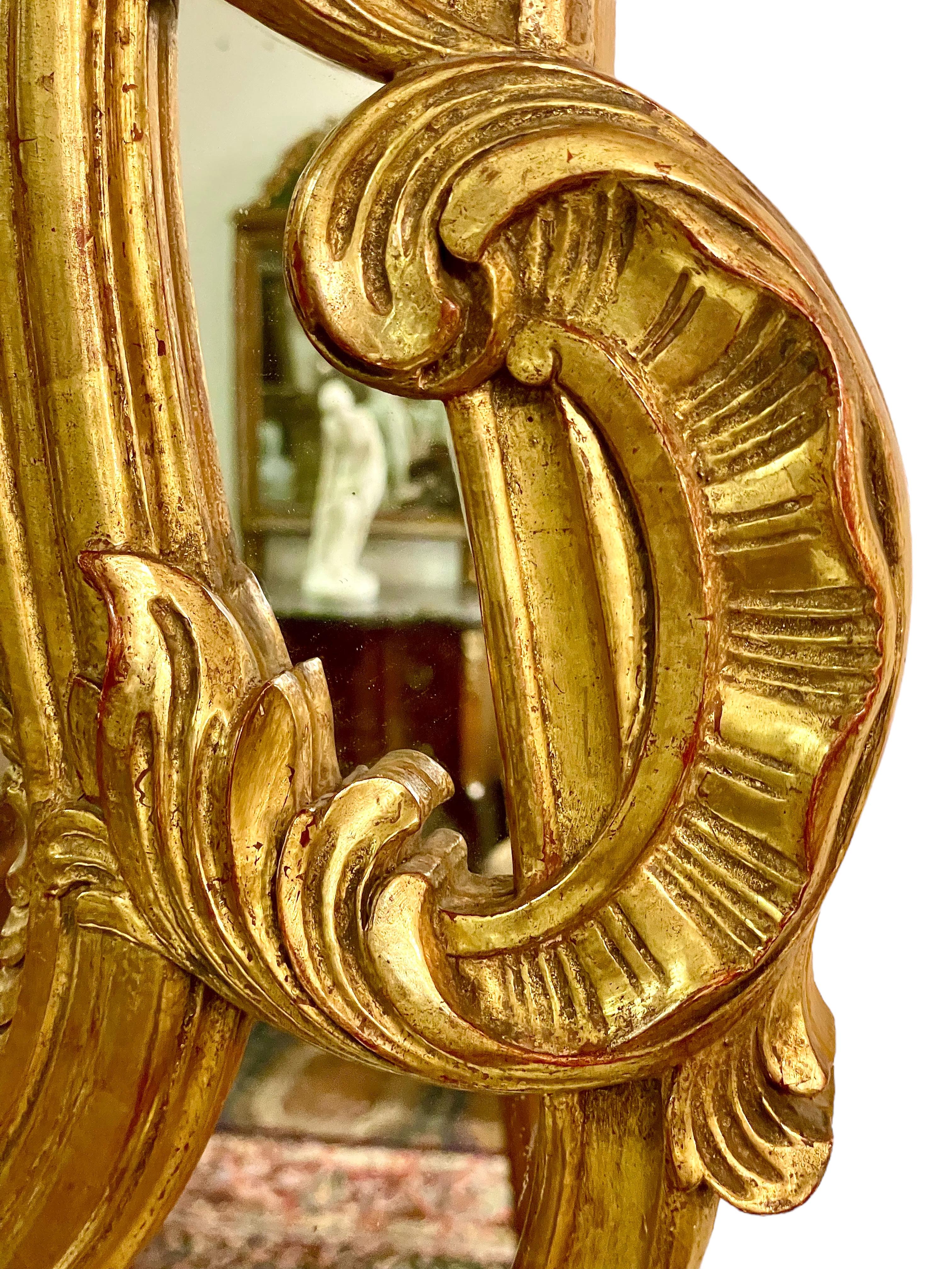 Grand miroir mural doré avec par-closes en vente 4