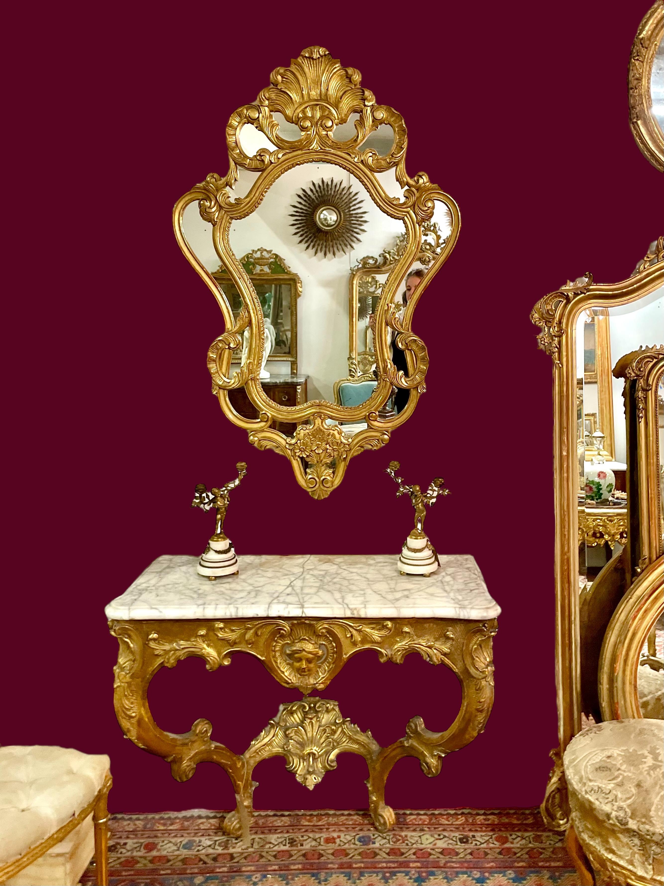 Grand miroir mural doré avec par-closes en vente 7