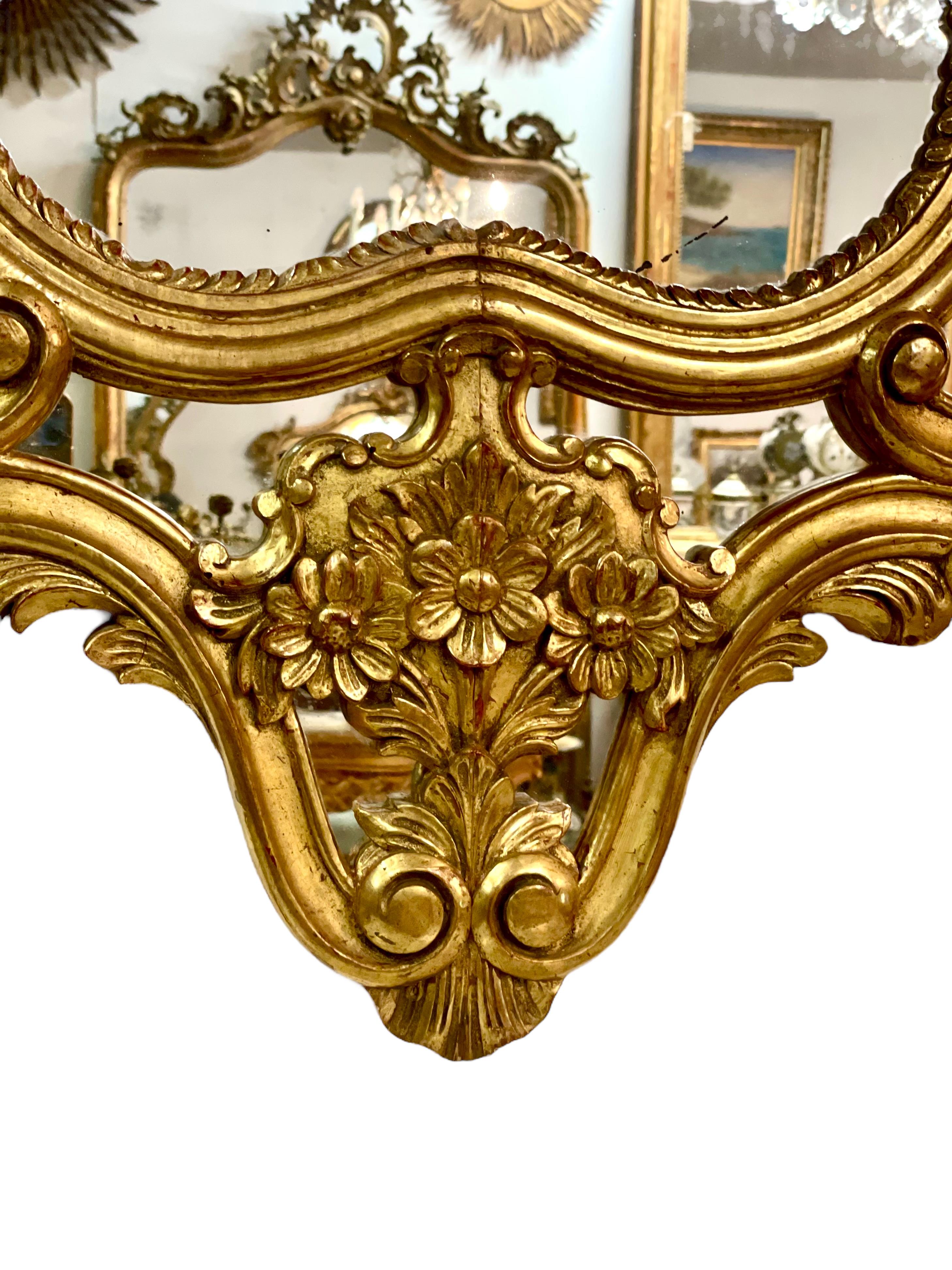 Français Grand miroir mural doré avec par-closes en vente