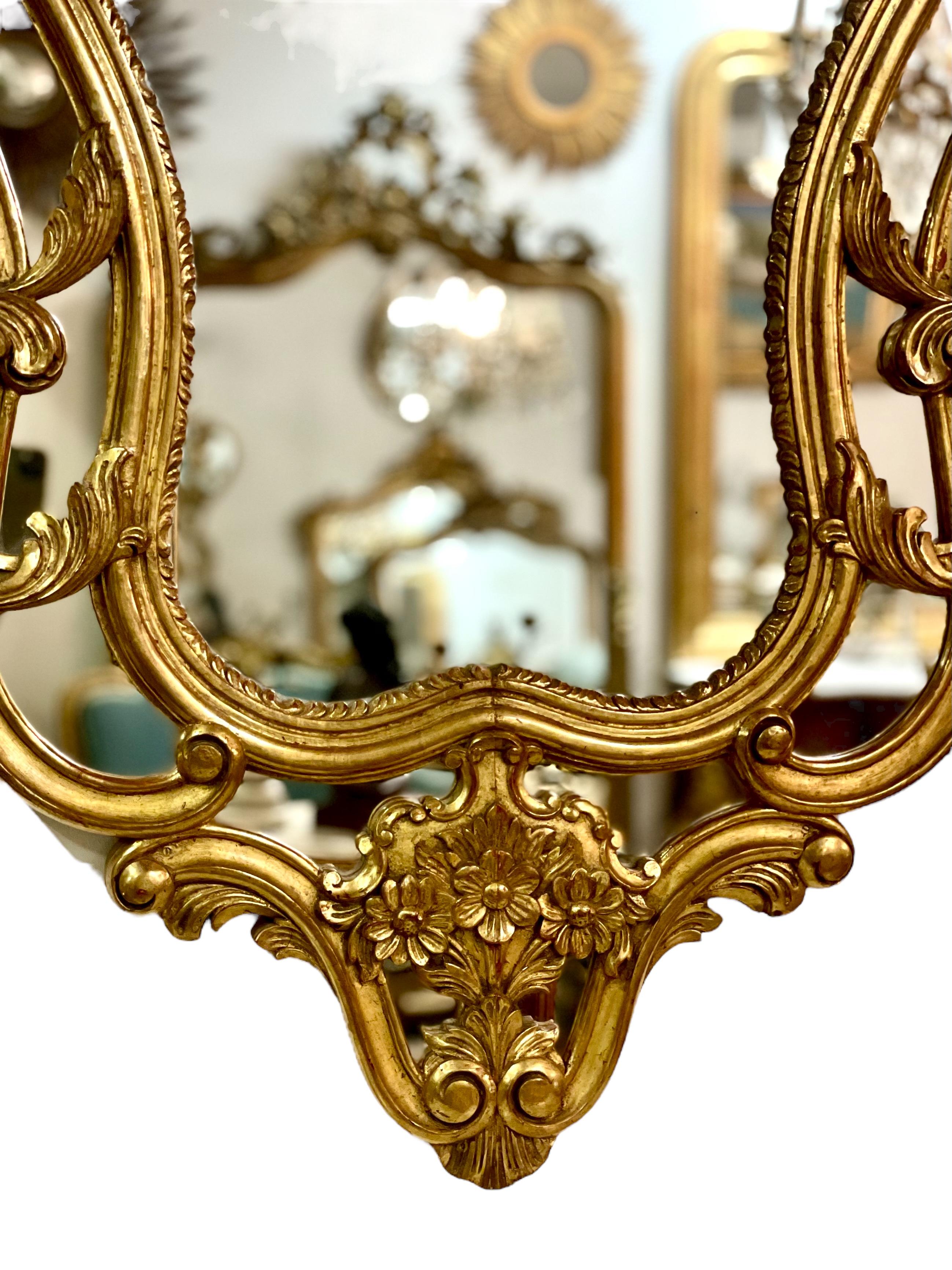 20ième siècle Grand miroir mural doré avec par-closes en vente