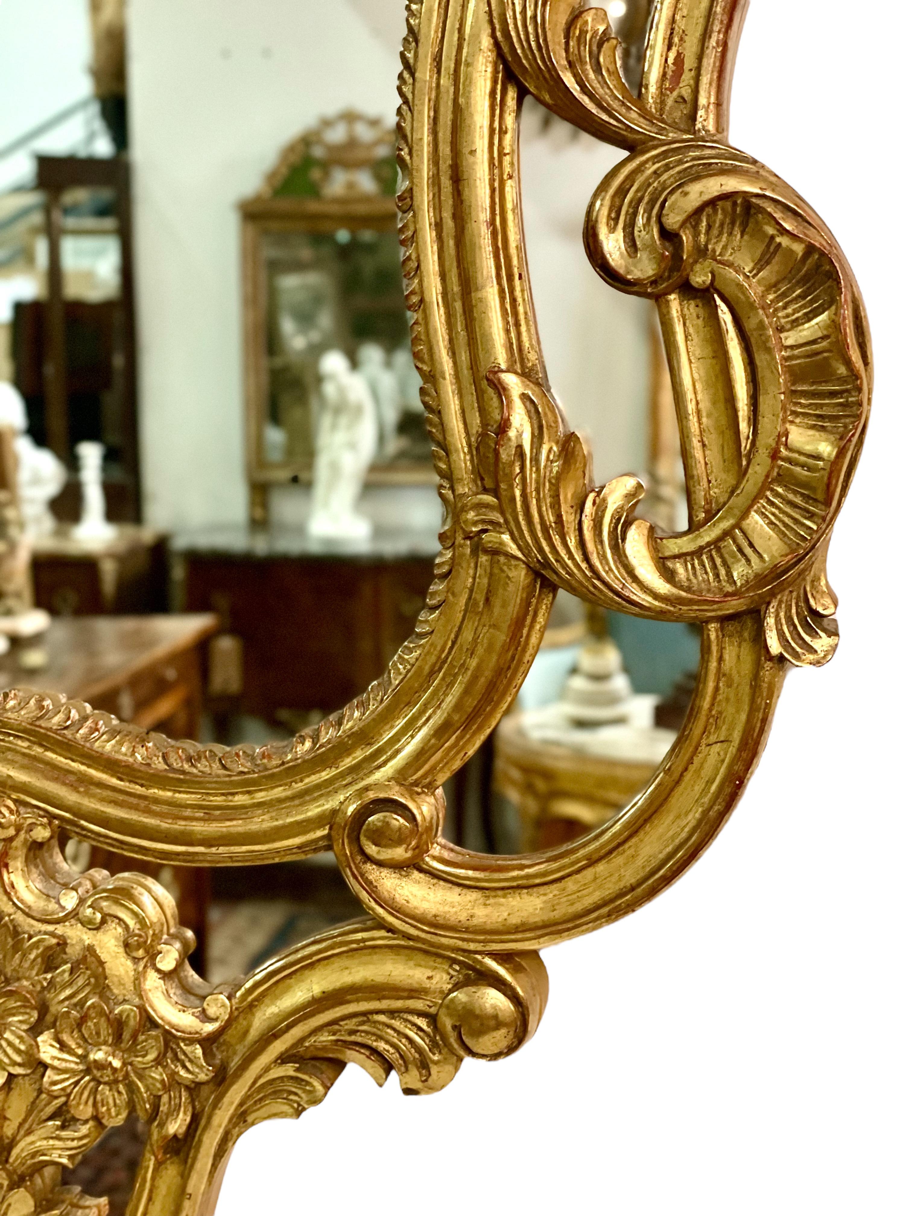 Grand miroir mural doré avec par-closes en vente 1