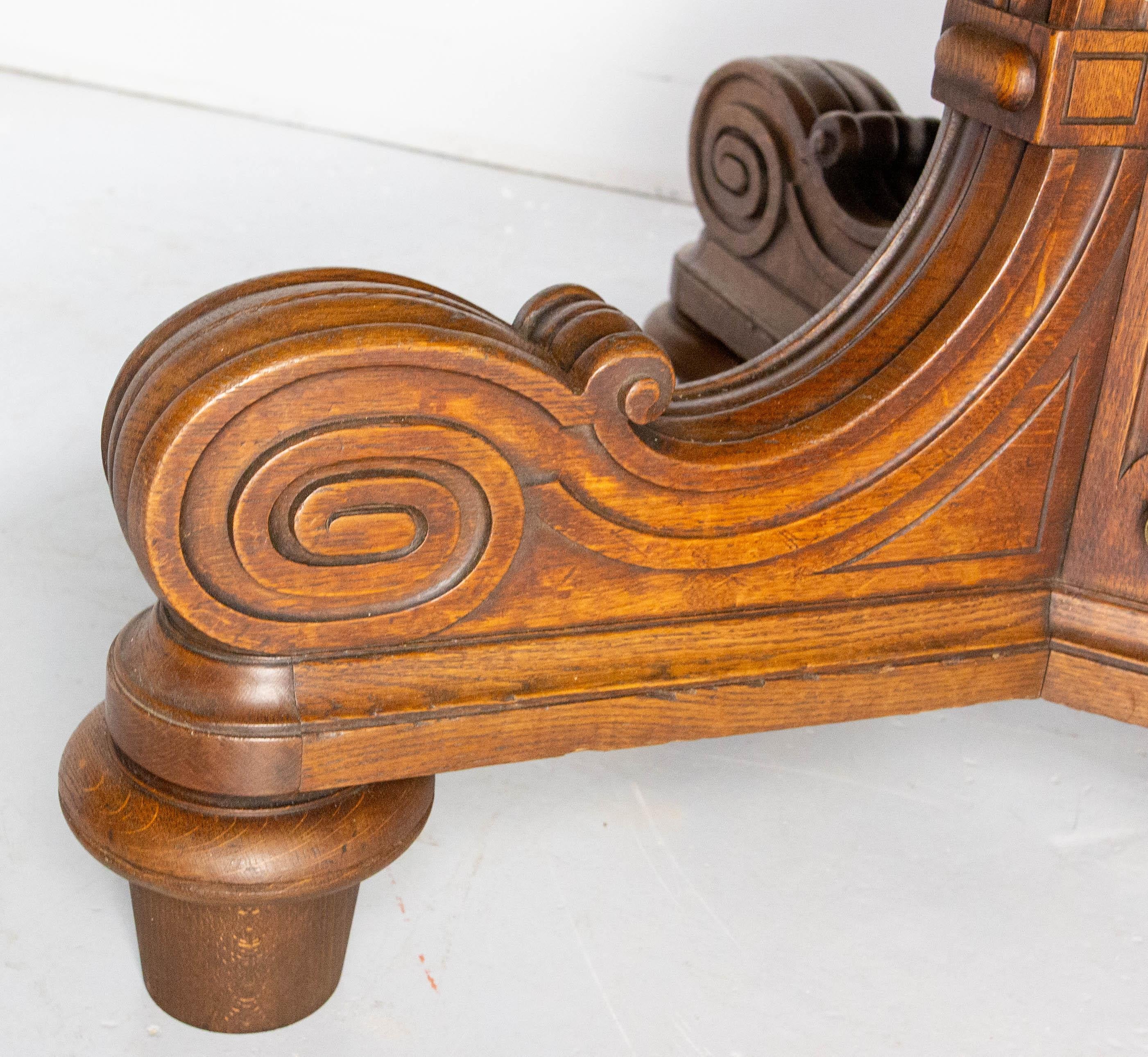 French Large Round Oak Dining Table, 19th Century For Sale 6