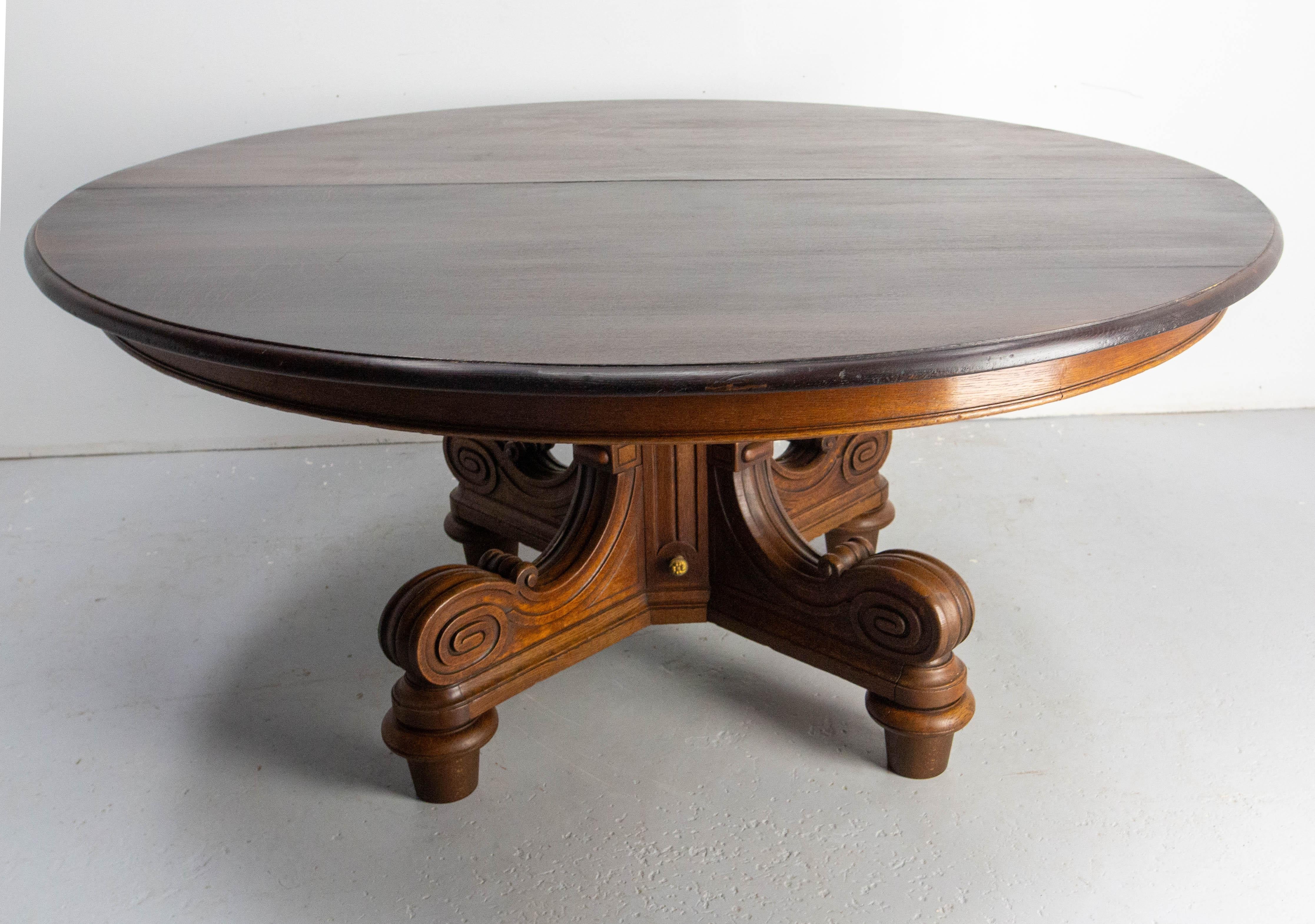 French oak table made in the mid-19th century.
Former extension table that has been transformed into a fixed table.
Good antique condition with nice patina and marks of use.

Delivered unassembled
Shipping: 
164/164 H10 50Kg
81/81 H65 50Kg