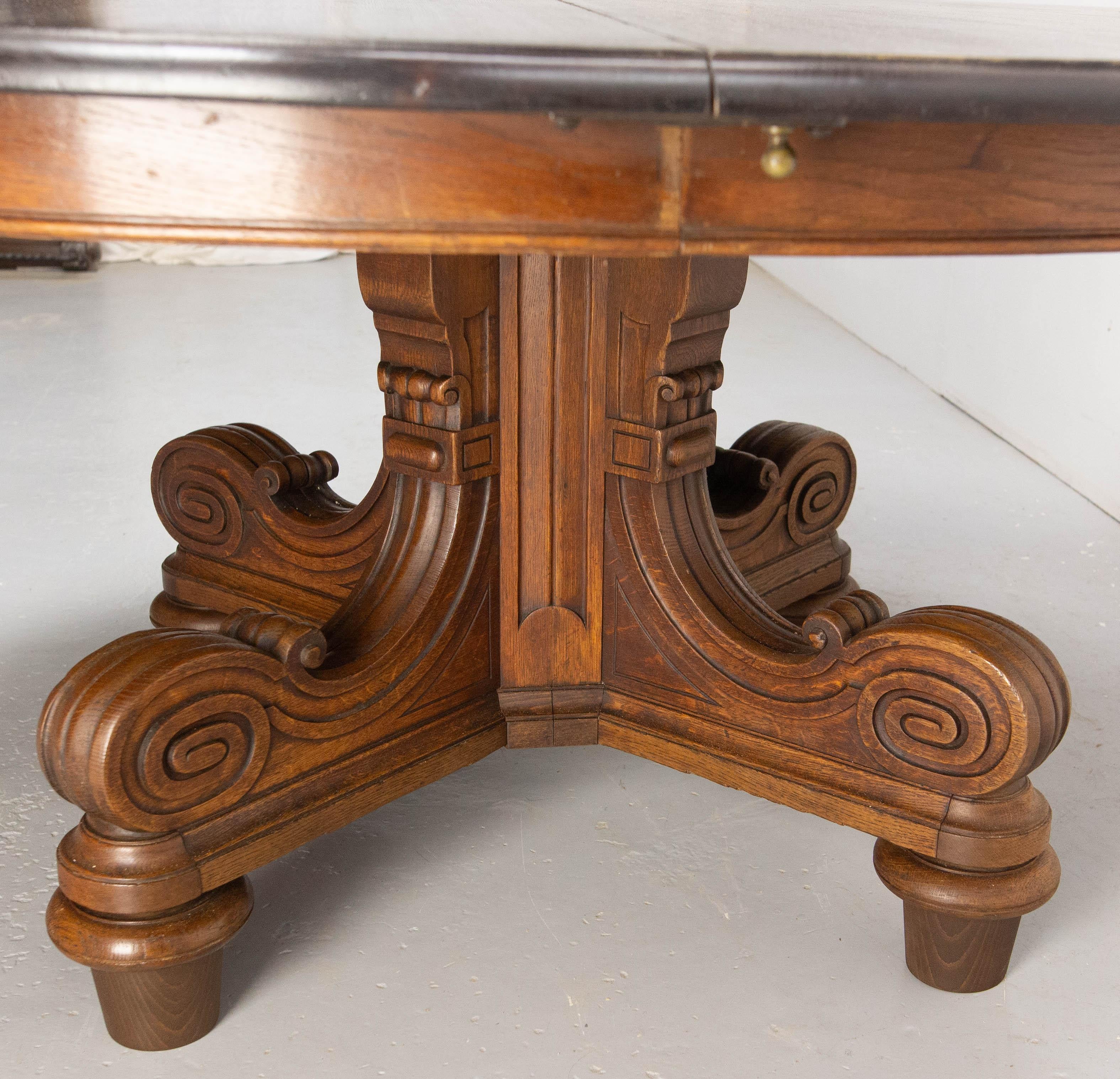 French Large Round Oak Dining Table, 19th Century In Good Condition For Sale In Labrit, Landes