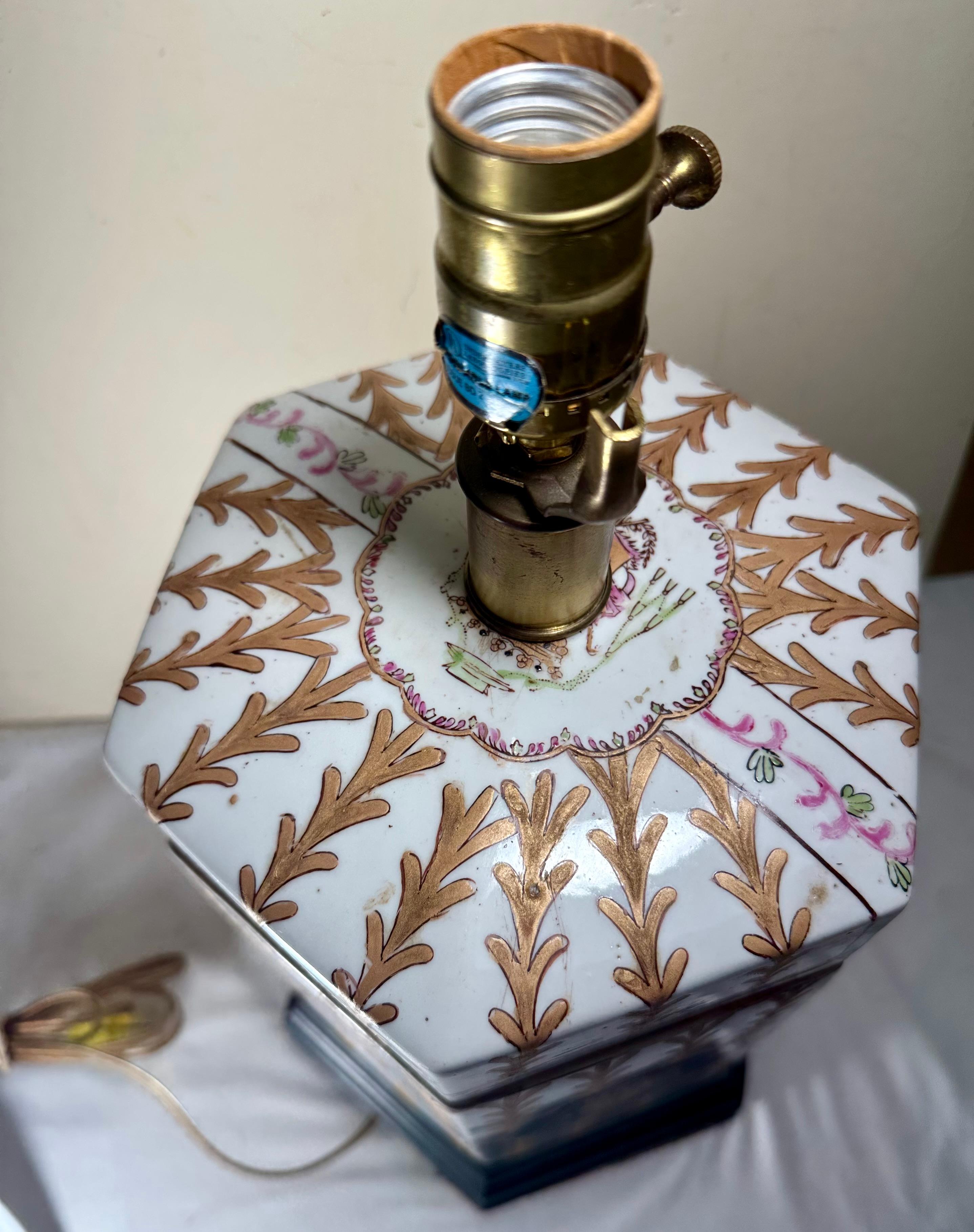 French Large Samson Chinese Export Style Porcelain Armorial Table Lamp In Good Condition For Sale In Vero Beach, FL