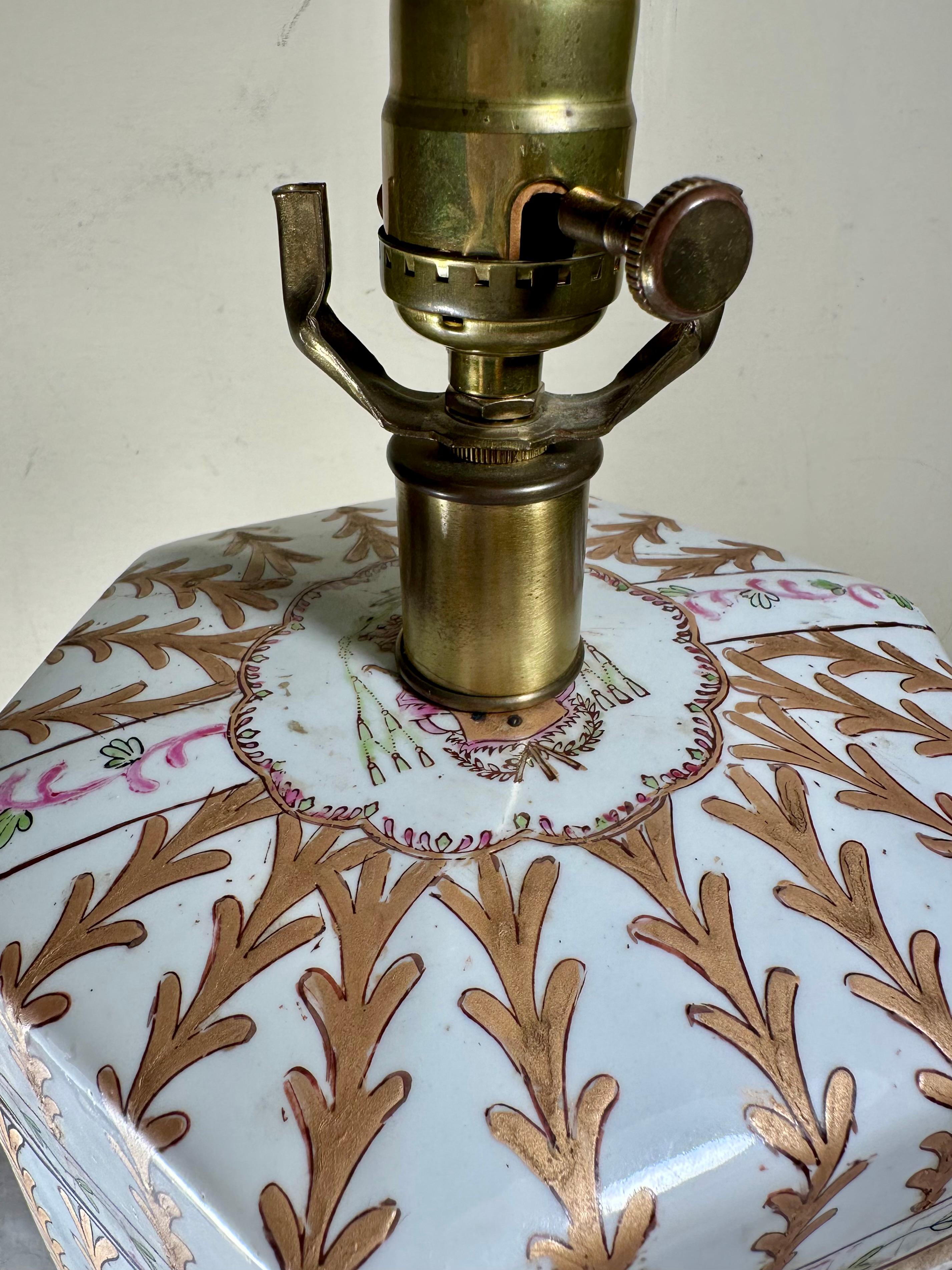 20th Century French Large Samson Chinese Export Style Porcelain Armorial Table Lamp For Sale
