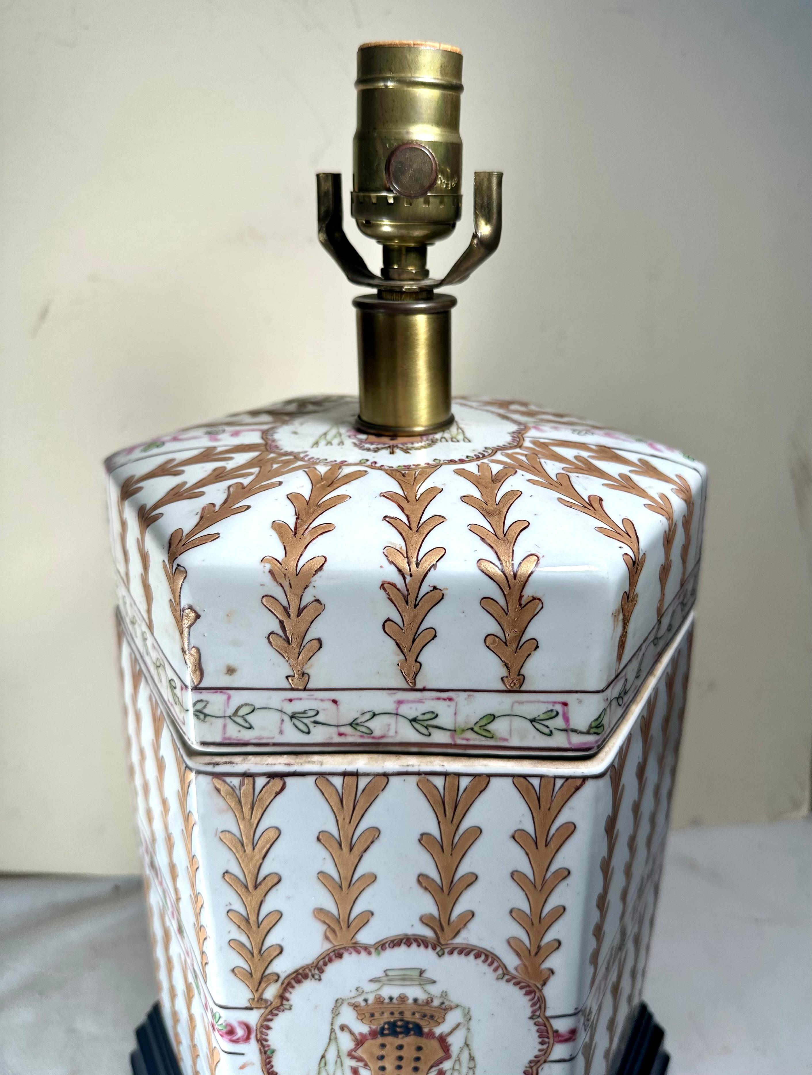 French Large Samson Chinese Export Style Porcelain Armorial Table Lamp For Sale 1