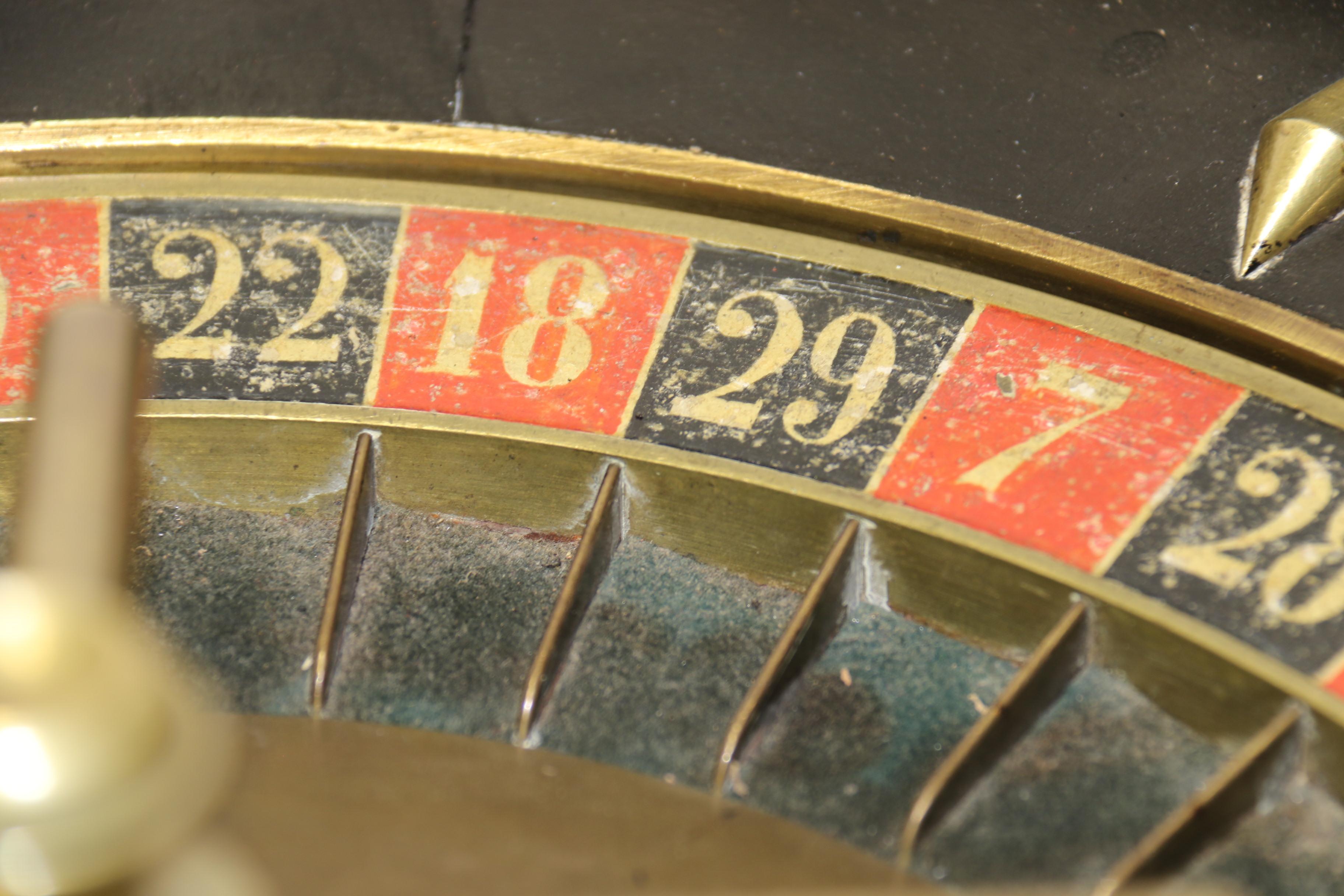 French Large Scale Roulette Wheel with Carrying Handles Raised on Clawed Feet For Sale 10