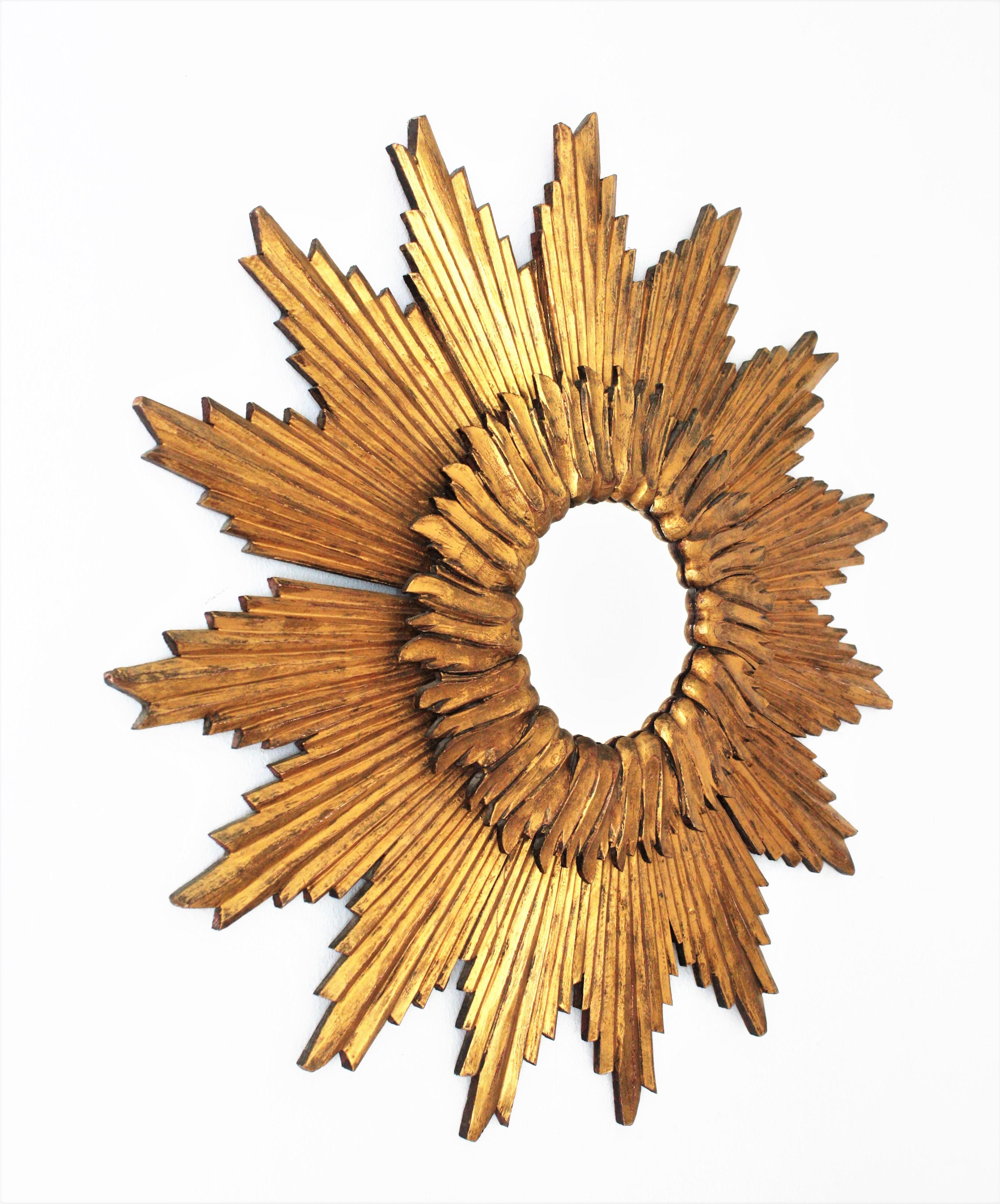 Mid-Century Modern Grand miroir convexe Sunburst en bois doré, années 1960 en vente