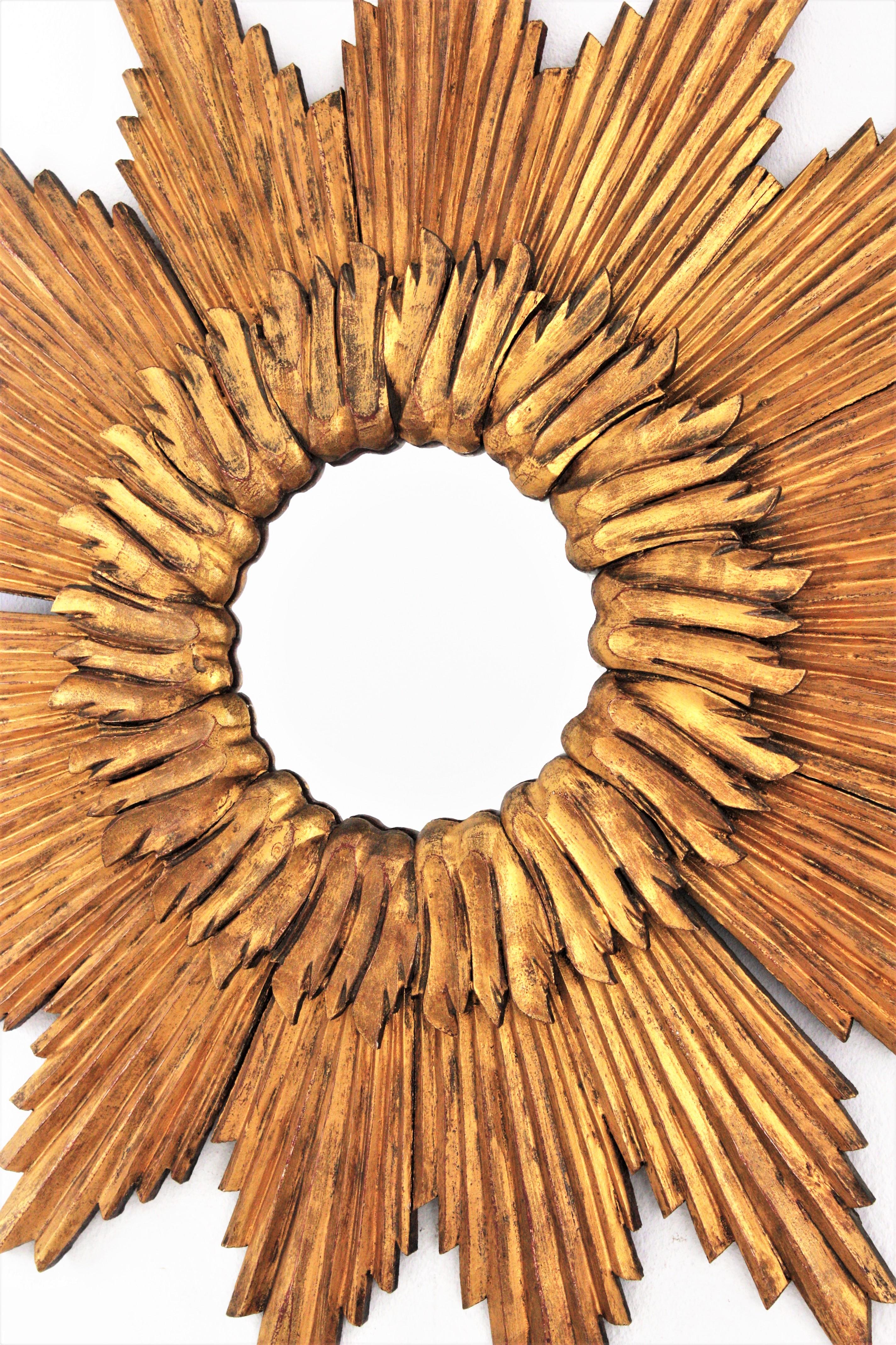 Français Grand miroir convexe Sunburst en bois doré, années 1960 en vente