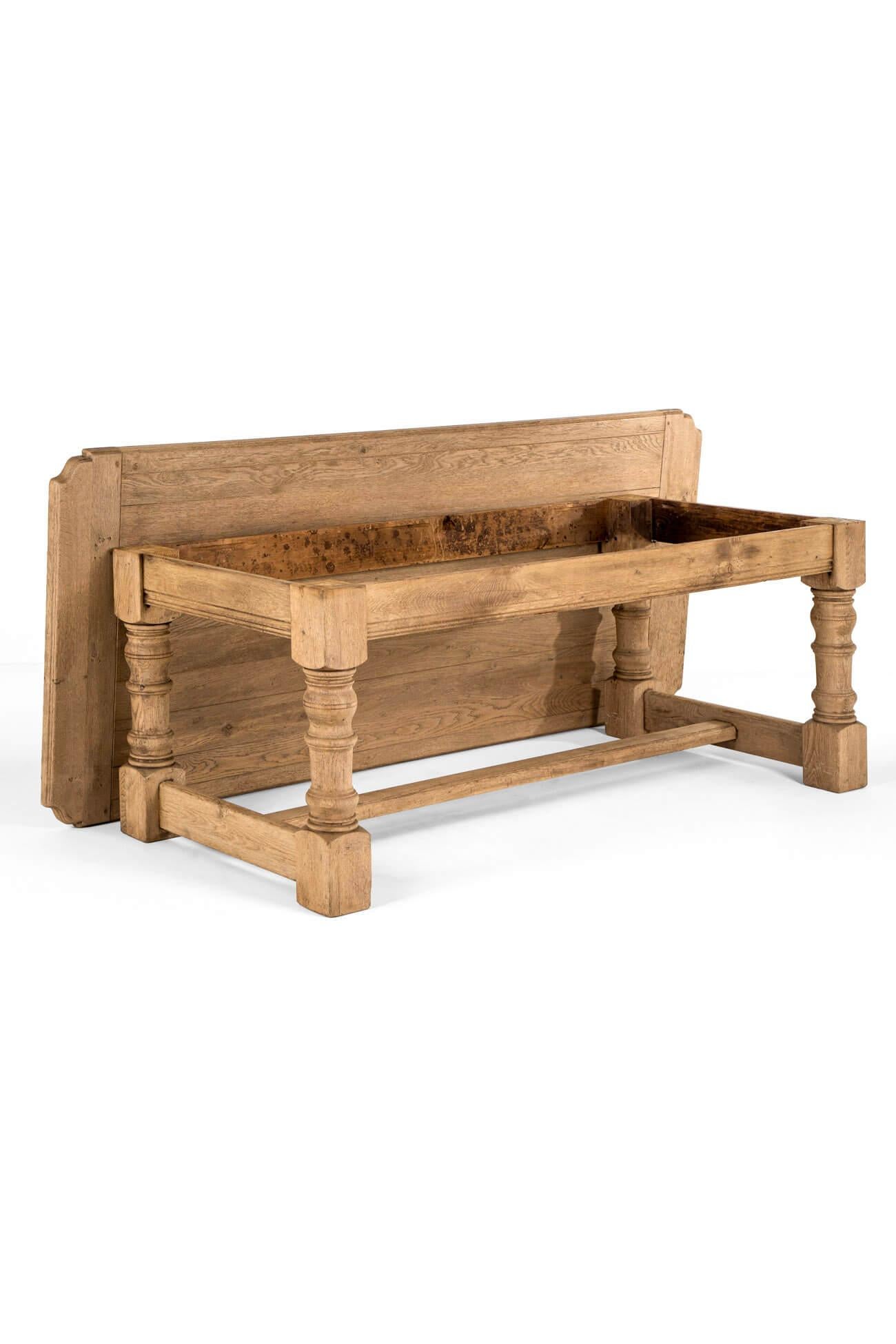 20ième siècle Grande table de ferme française en chêne strié en vente