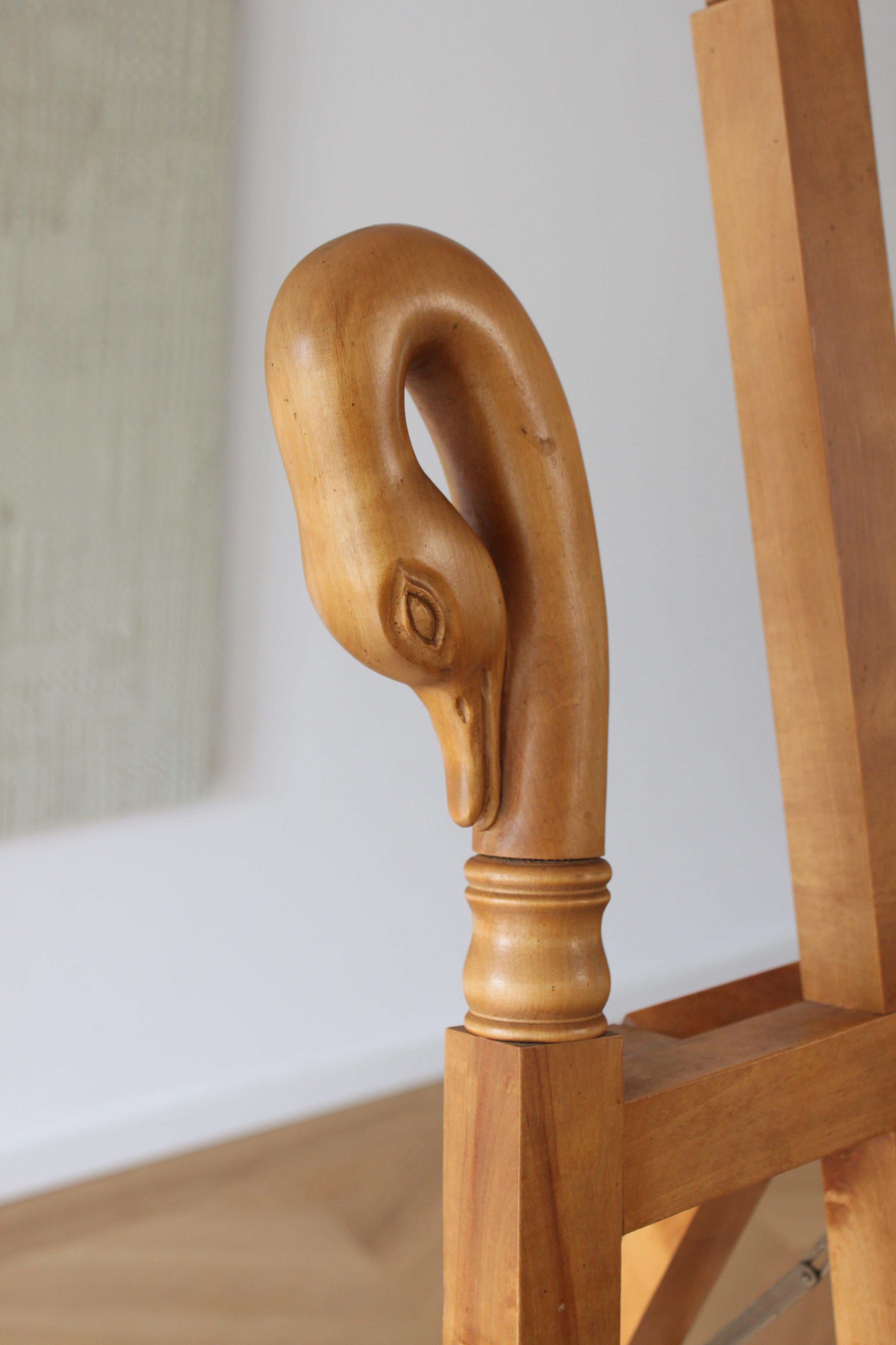 Intagliato Cavalletto francese a collo di cigno di grandi dimensioni in stile Art Nouveau in vendita