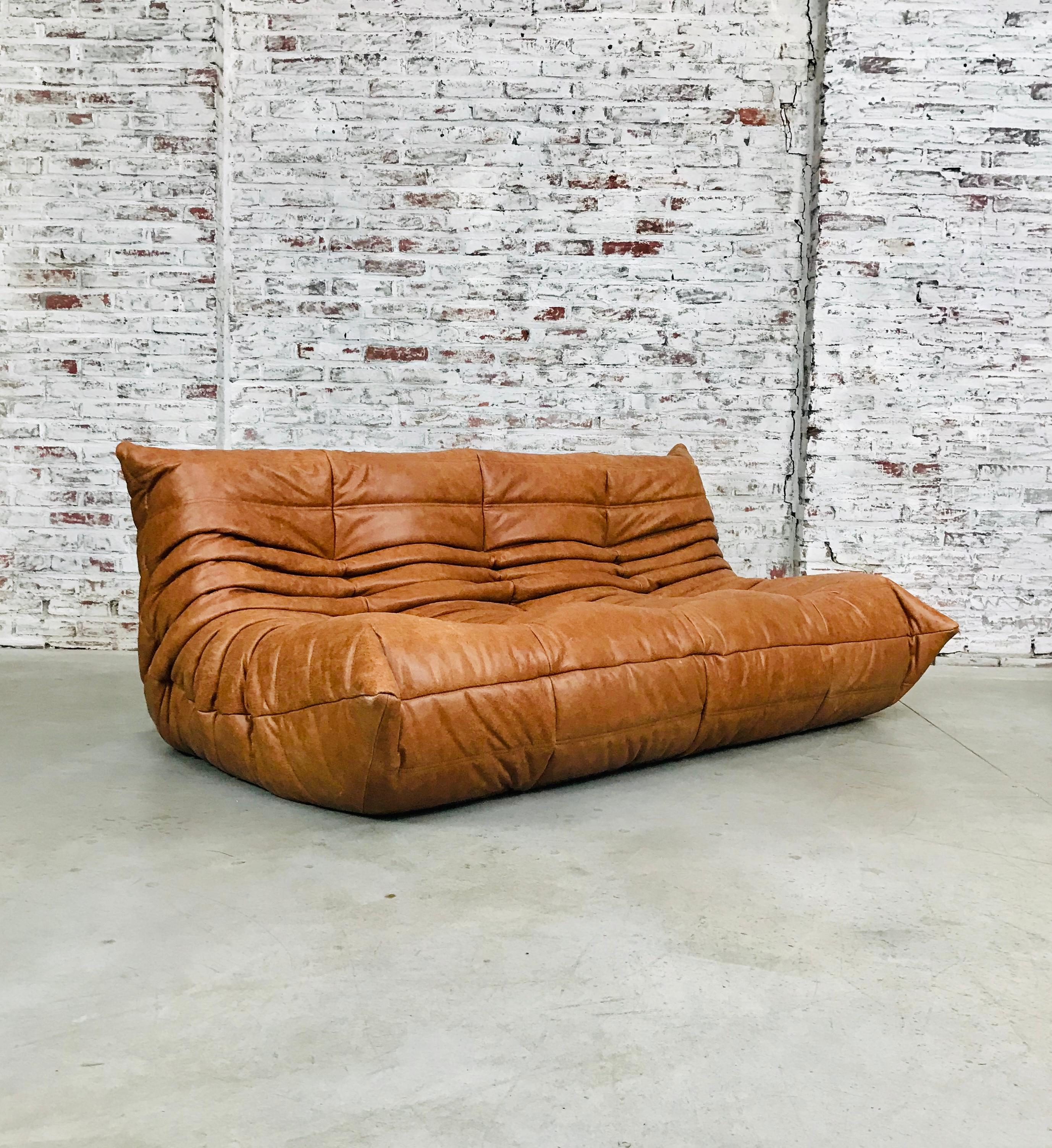 Großes französisches Togo-Sofa aus cognacfarbenem Leder von Michel Ducaroy für Ligne Roset im Zustand „Hervorragend“ in Eindhoven, Netherlands