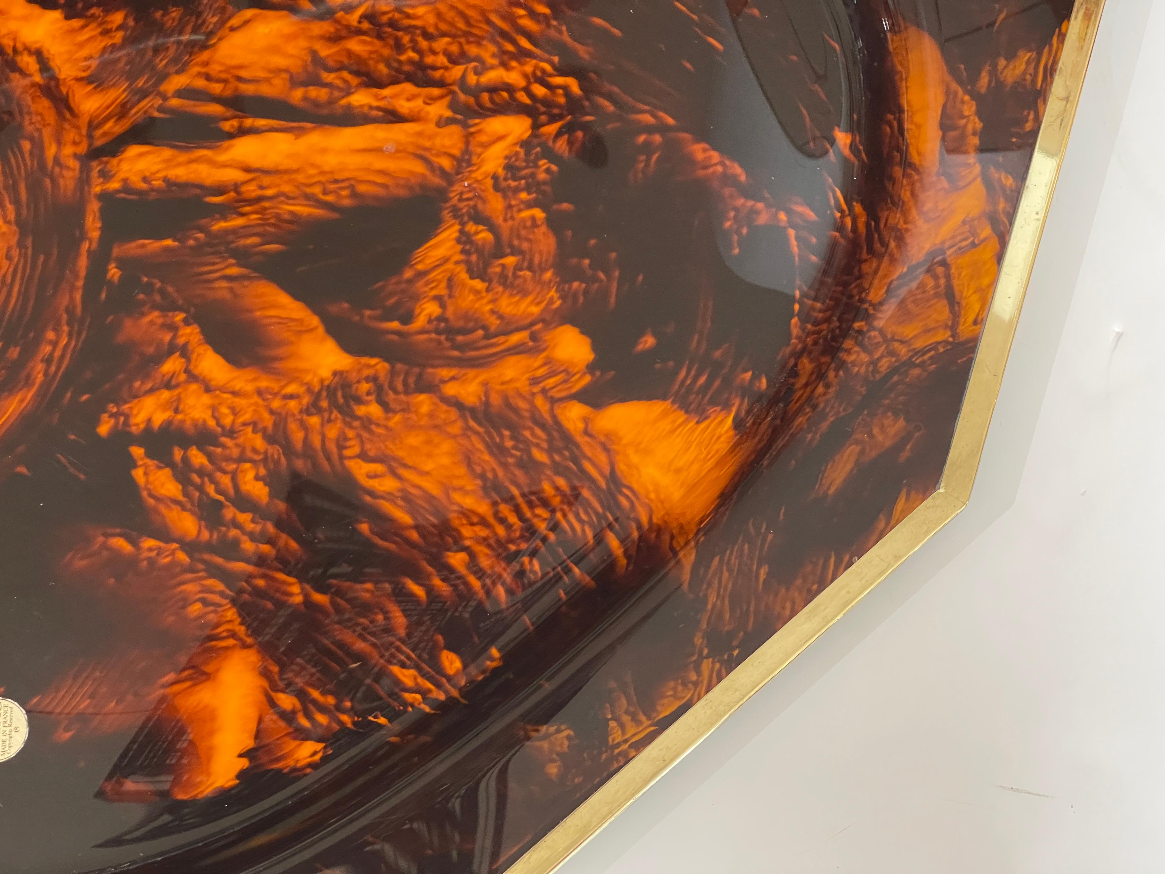 French Large Tortoiseshell Lucite & Brass Rim Octagon Serving Tray Hecho a mano en venta