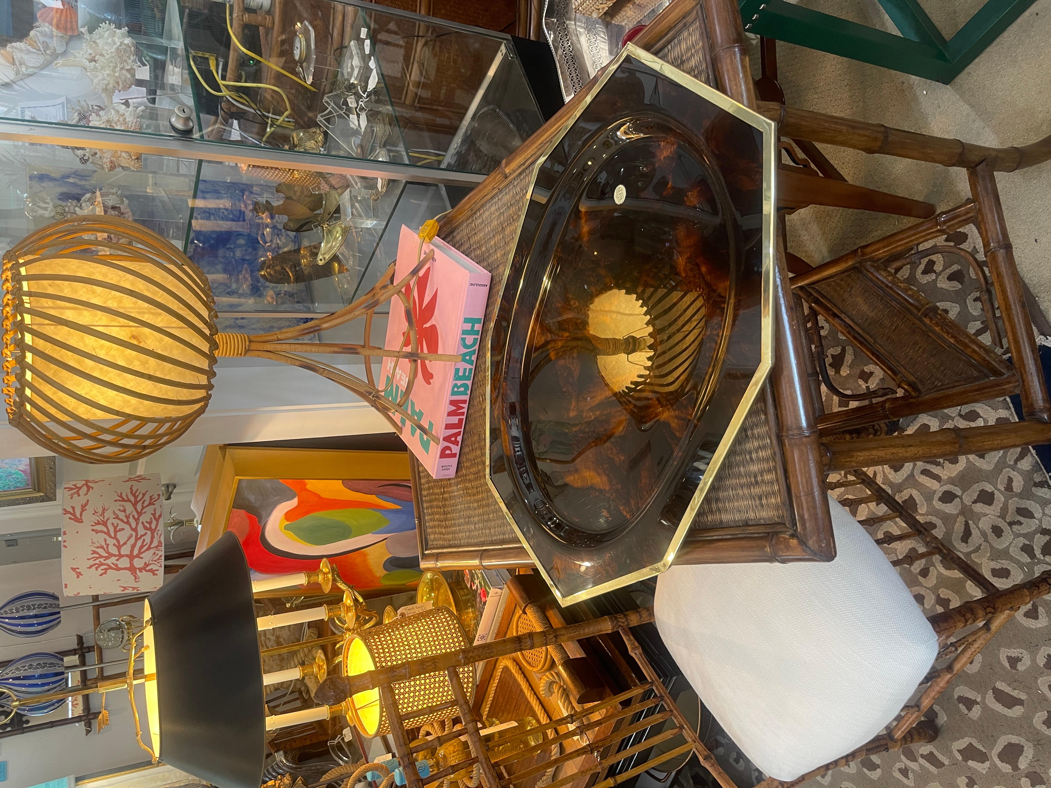 French Large Tortoiseshell Lucite & Brass Rim Octagon Serving Tray en Bueno estado para la venta en West Palm Beach, FL