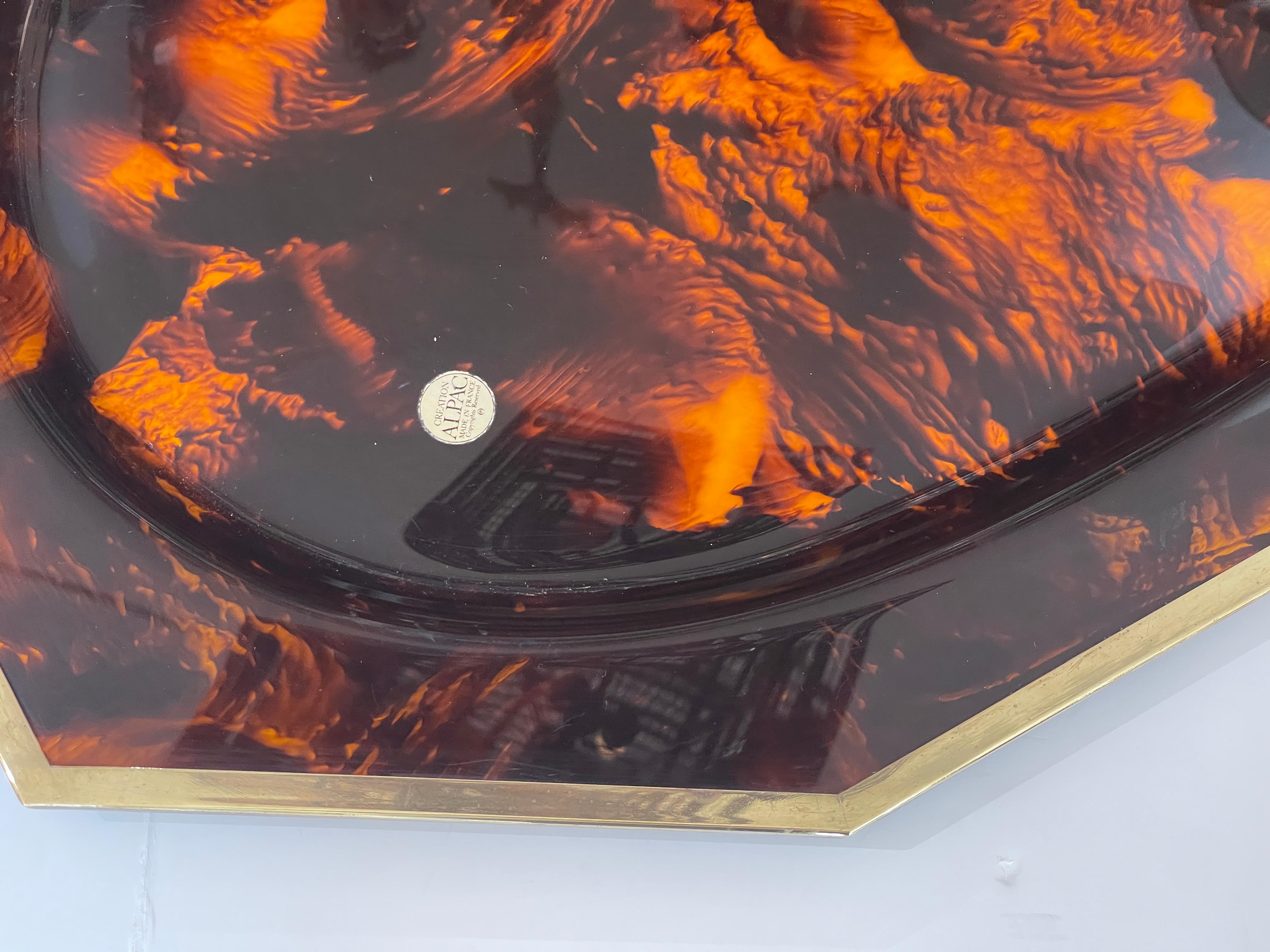 French Large Tortoiseshell Lucite & Brass Rim Octagon Serving Tray finales del siglo XX en venta