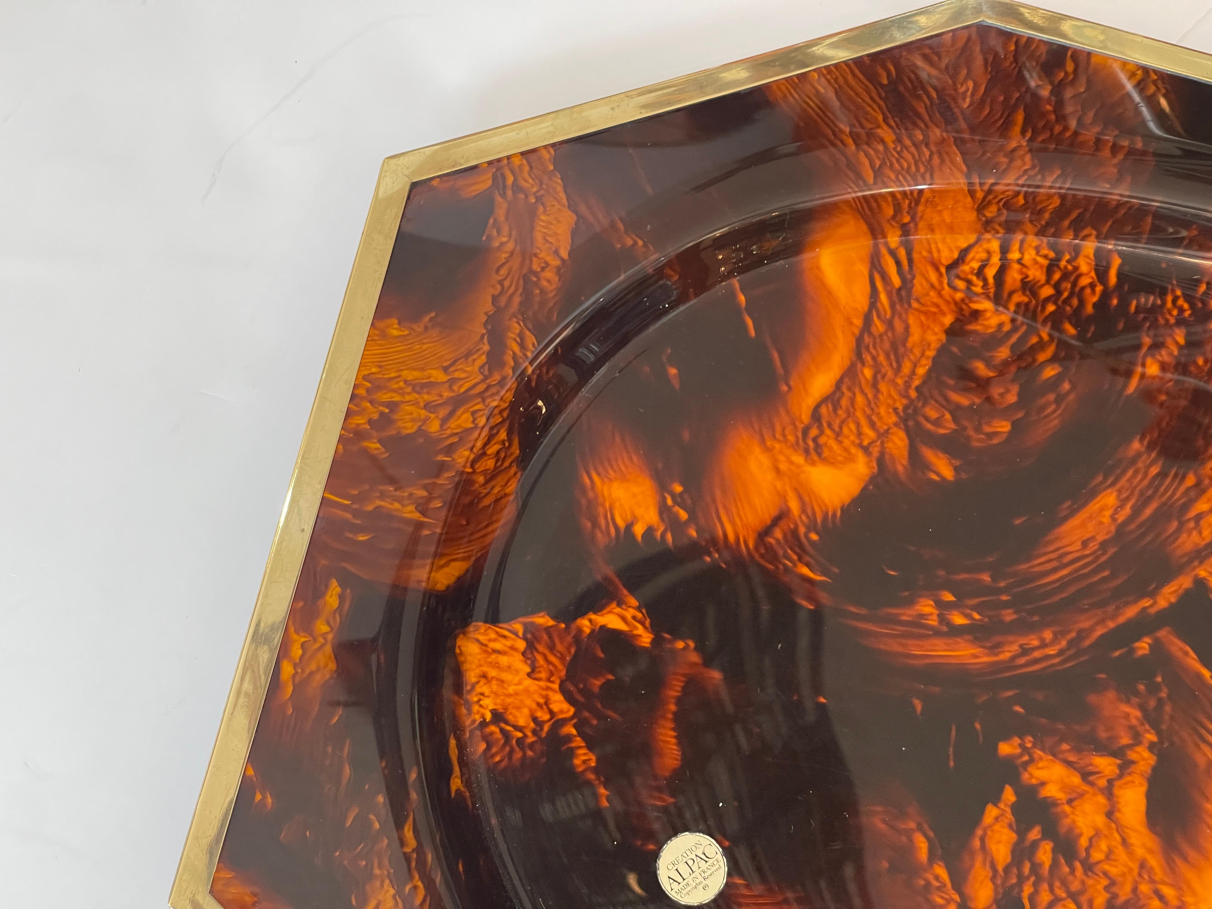 French Large Tortoiseshell Lucite & Brass Rim Octagon Serving Tray Latón en venta