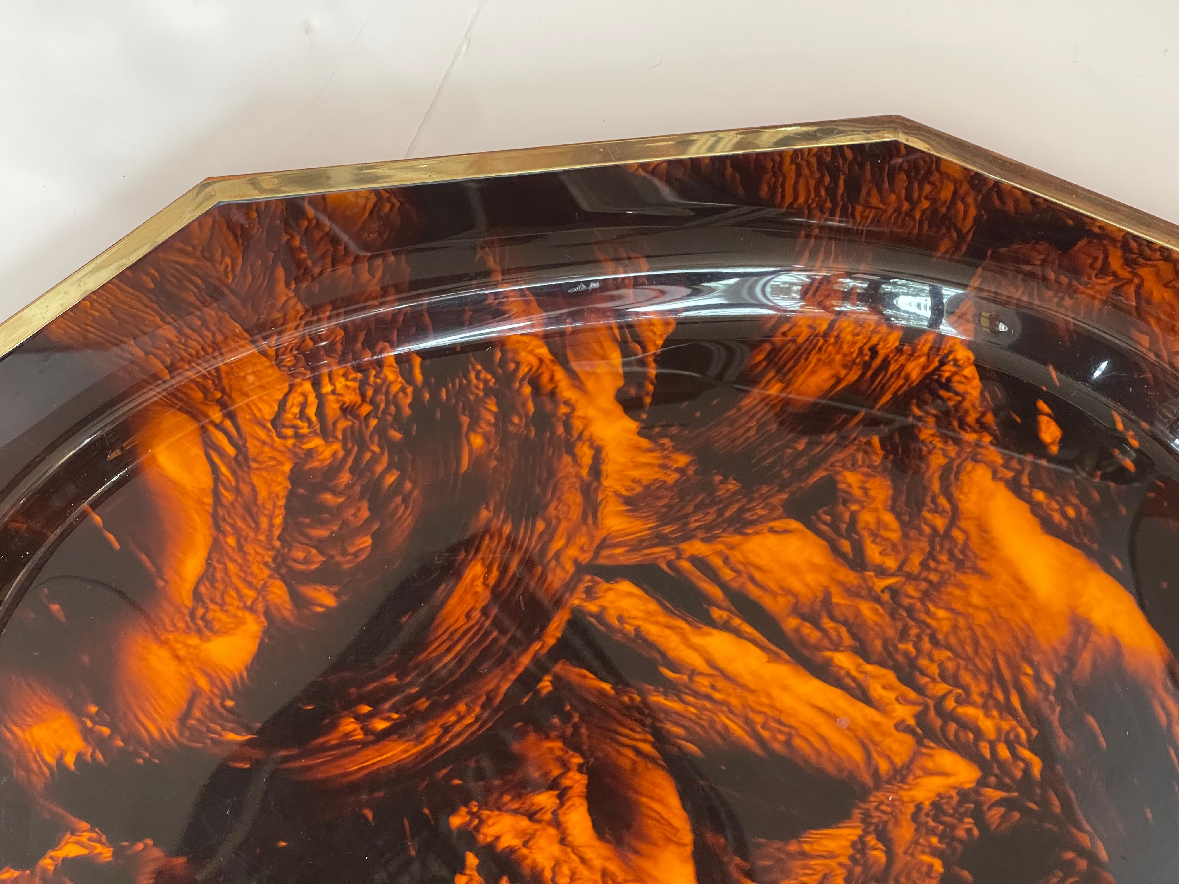 French Large Tortoiseshell Lucite & Brass Rim Octagon Serving Tray en venta 1