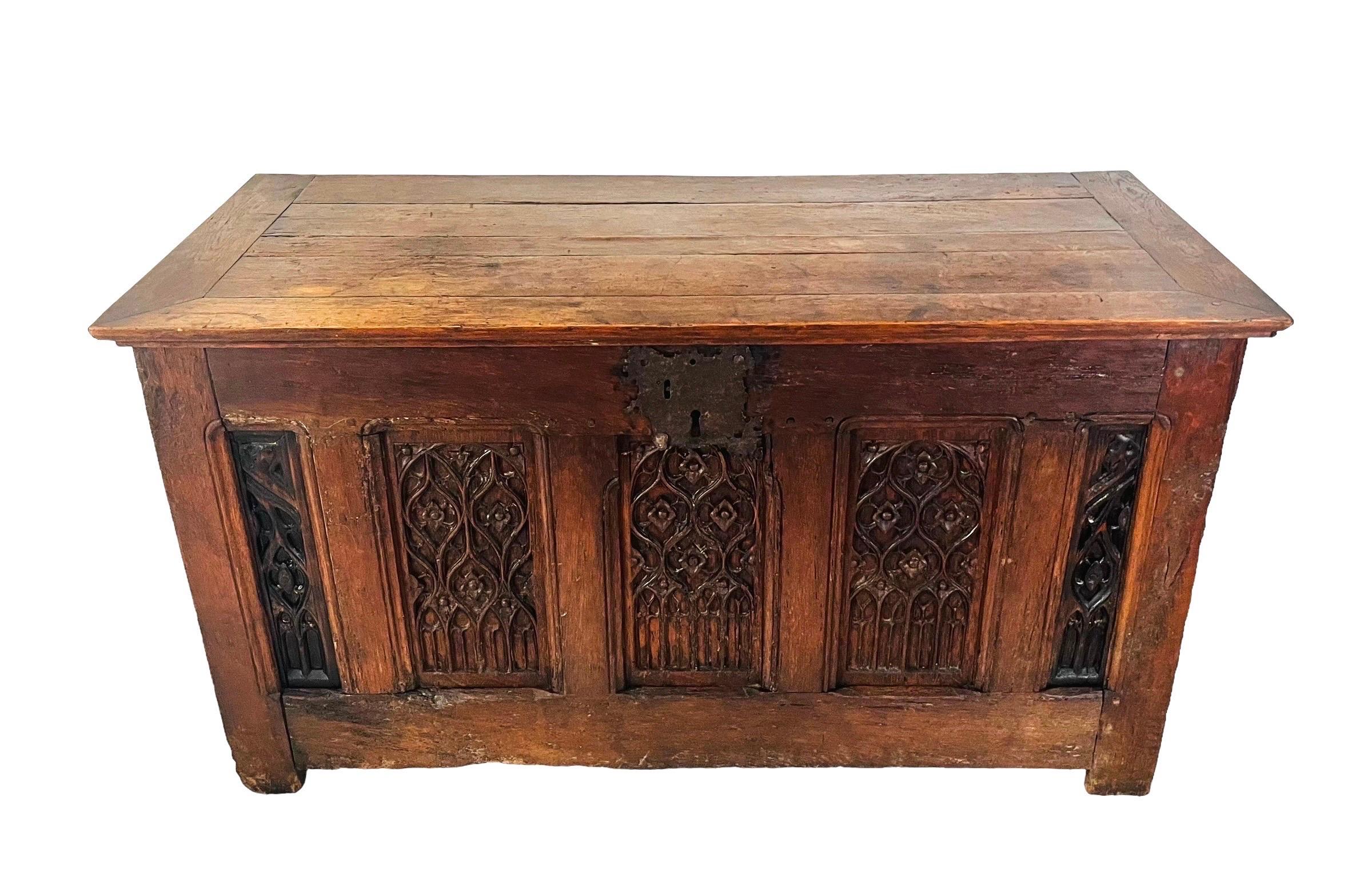 Large solid oak chest from the 16th century Gothic period
Very pretty French, Norman work.
Decorated with Gothic motifs on 5 panels on the facade.

Note reassembly in the 18th and 19th centuries.

Hand forged iron lock.

16th century - France -