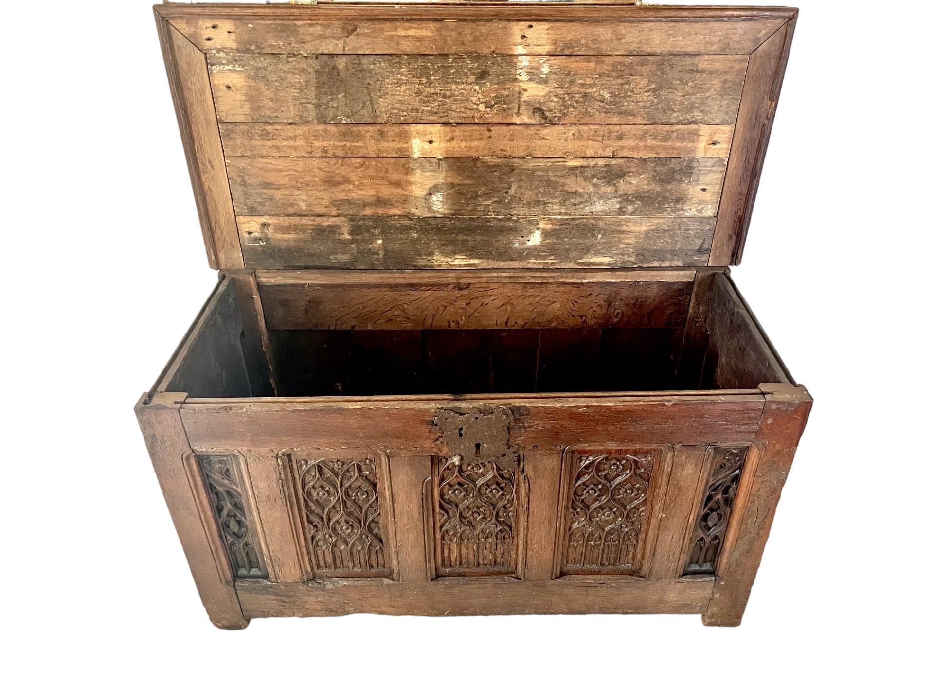 French Large Trunk- Chest - Gothic oak from the 16th century - France In Good Condition For Sale In Beuzevillette, FR