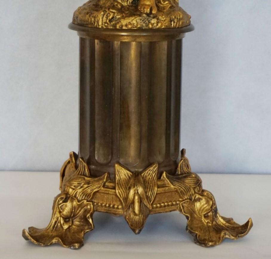 Grande lampe à huile de bibliothèque victorienne française en verre soufflé et bronze doré, électrifiée en vente 7