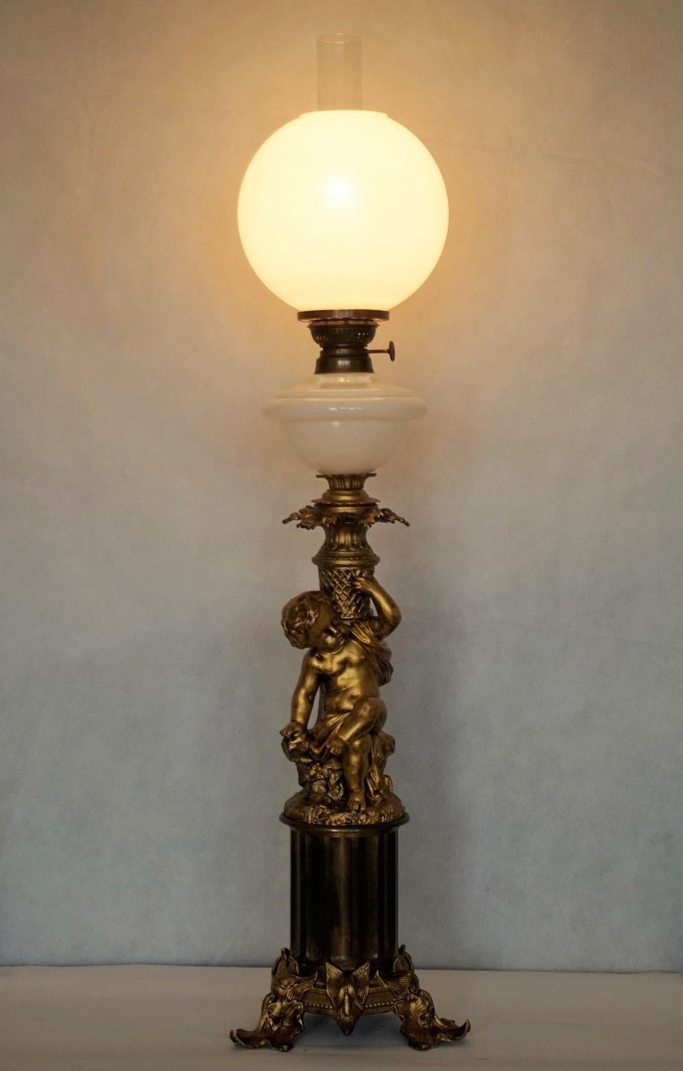 Französische große viktorianische Bibliothek Öllampe aus geblasenem Glas, elektrifiziert, vergoldete Bronze (Viktorianisch) im Angebot
