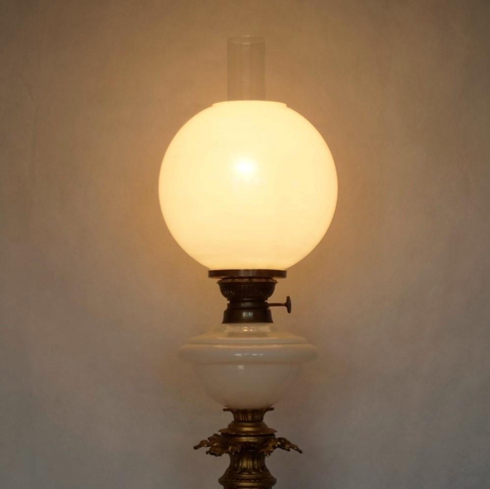 Français Grande lampe à huile de bibliothèque victorienne française en verre soufflé et bronze doré, électrifiée en vente