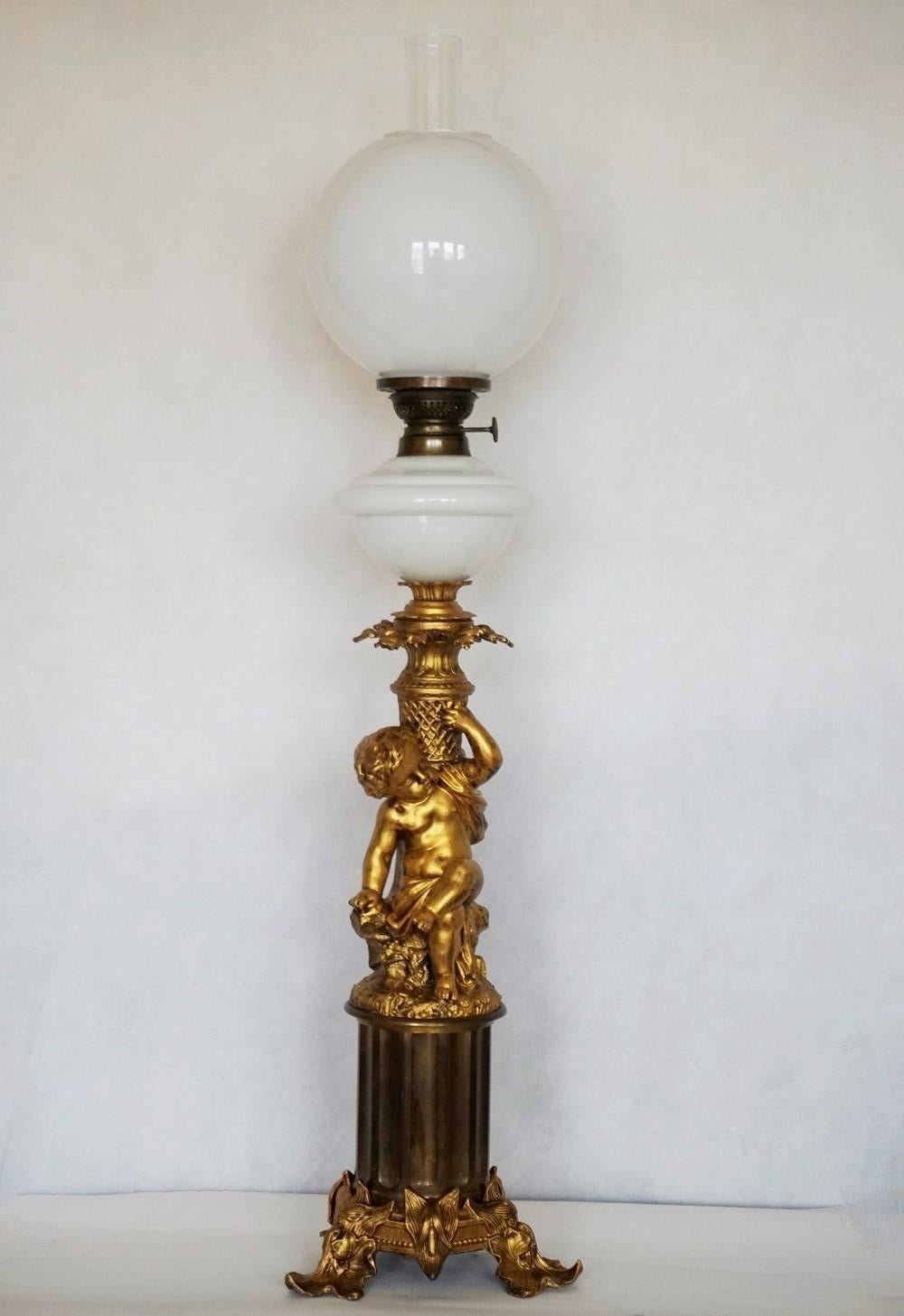 Doré Grande lampe à huile de bibliothèque victorienne française en verre soufflé et bronze doré, électrifiée en vente