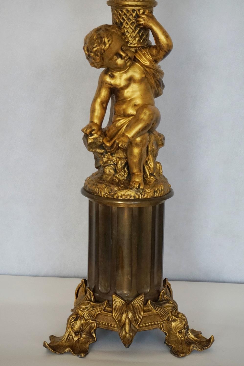 XIXe siècle Grande lampe à huile de bibliothèque victorienne française en verre soufflé et bronze doré, électrifiée en vente