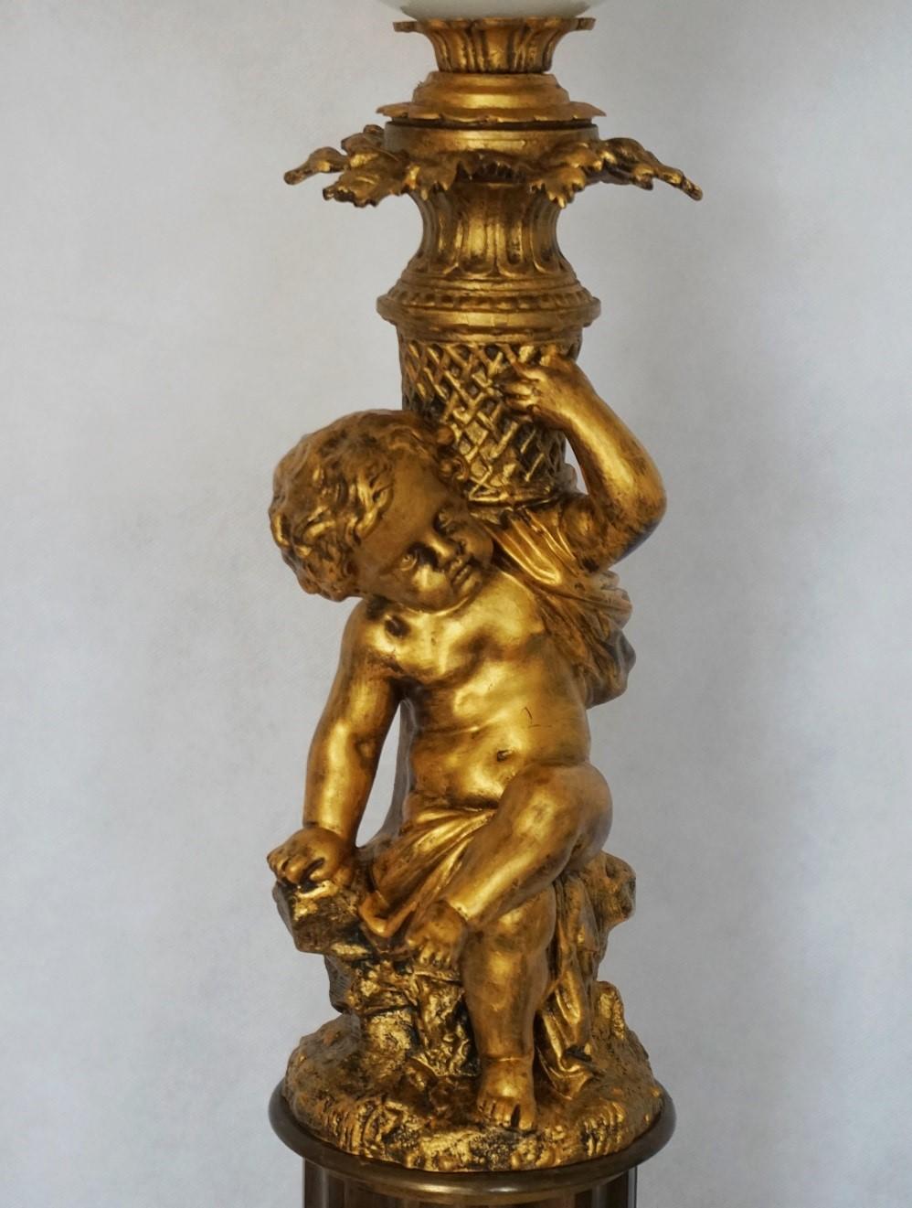 Verre brun Grande lampe à huile de bibliothèque victorienne française en verre soufflé et bronze doré, électrifiée en vente