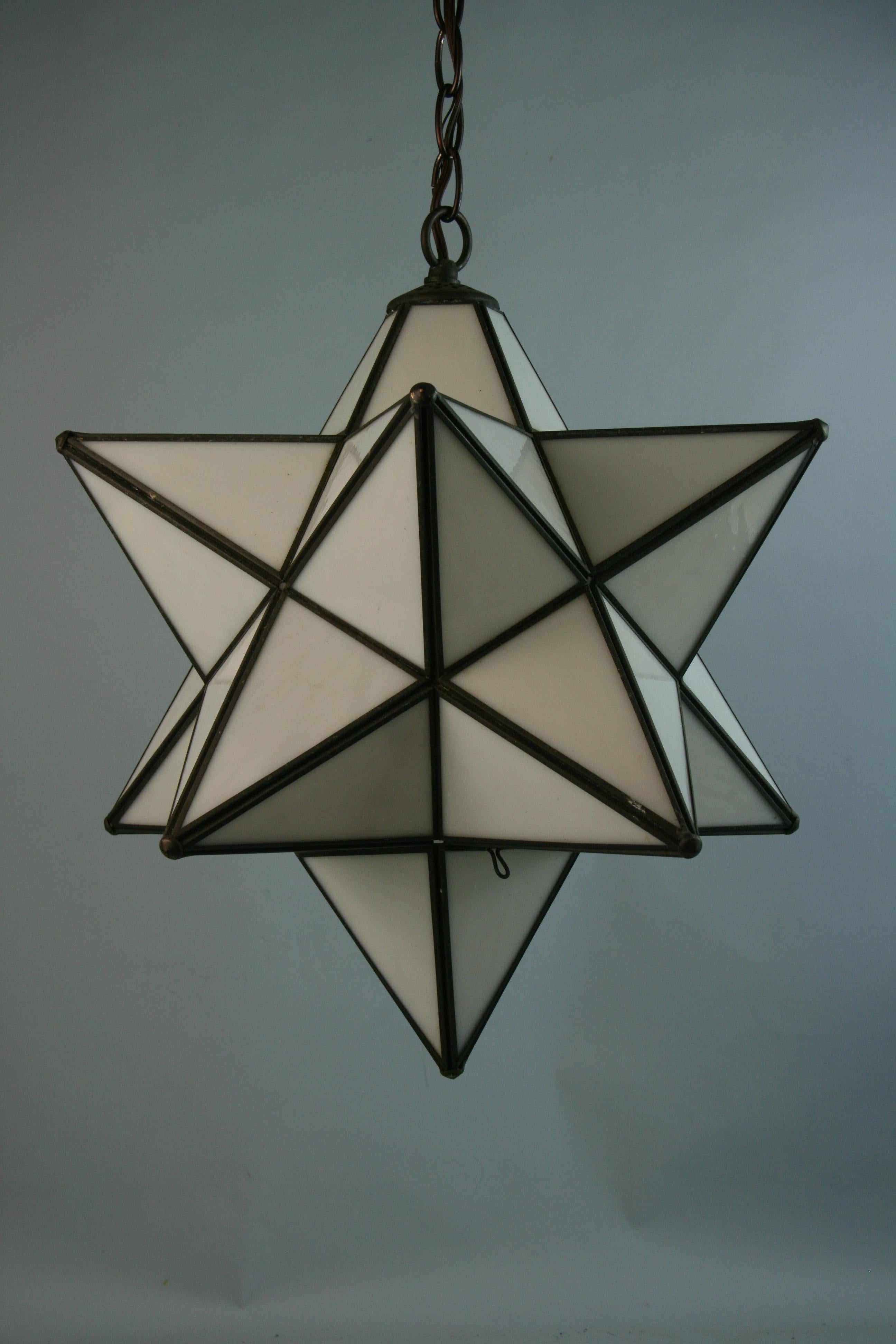 1506 Ciondolo a stella in vetro bianco, francese e lavorato a mano
Utilizza una lampadina Edison da 60 watt max.
Fornito con catena da 3 piedi e tettuccio