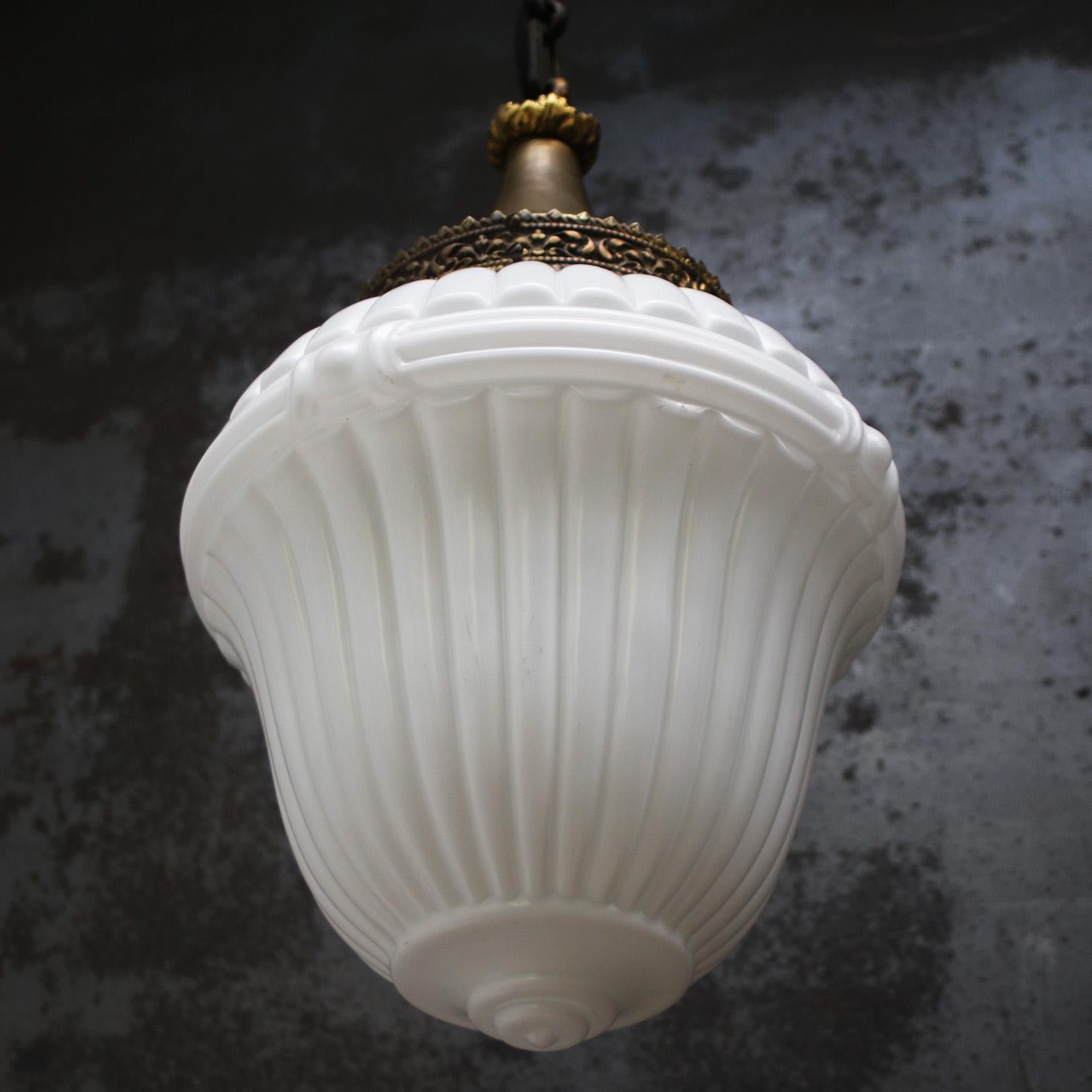 Grande lampe pendante française en verre opalin blanc et laiton en vente 3