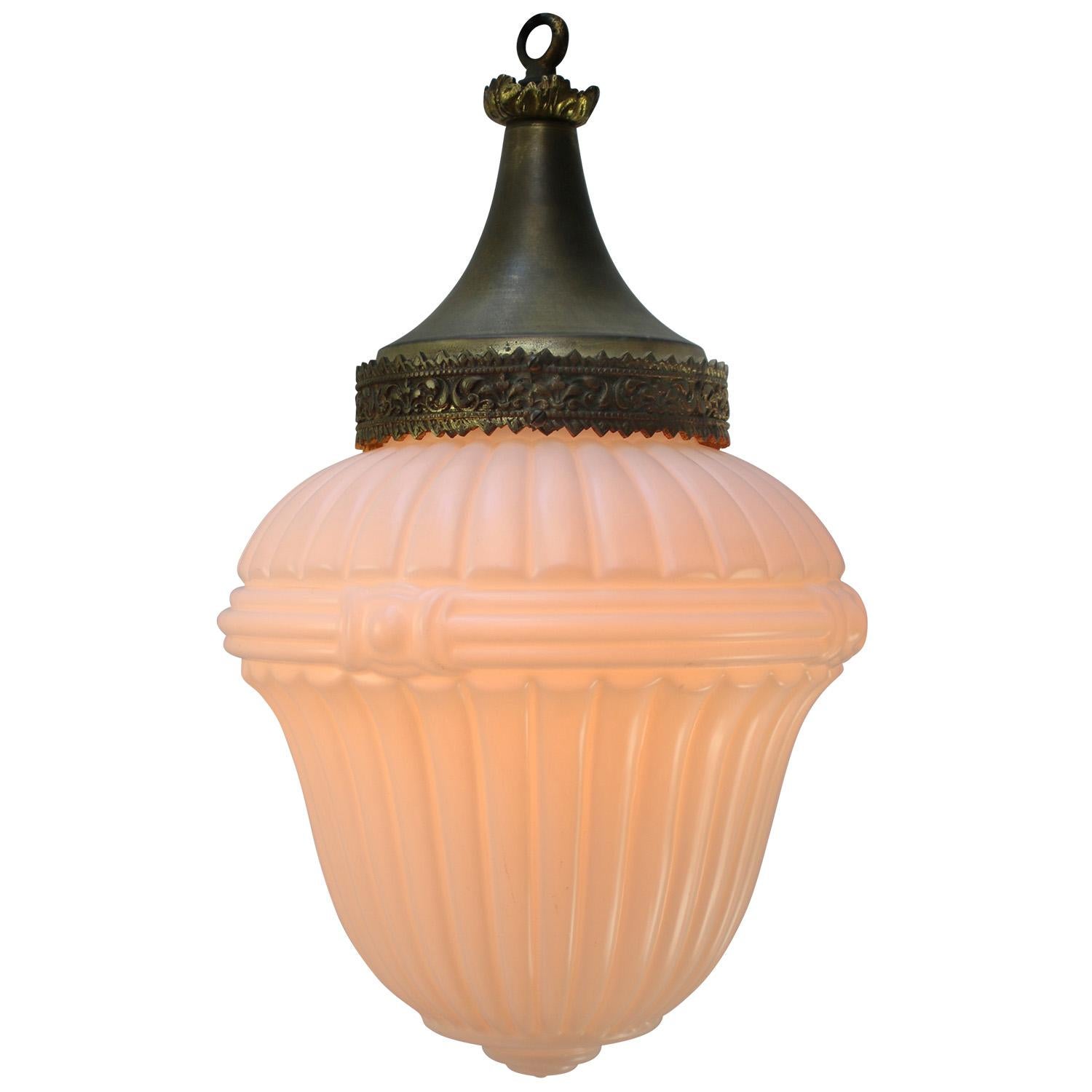 Suspension en verre opalin
Dessus en laiton

2 mètres de fil de coton noir

Diamètre de la plaque de plafond 135 mm
Hauteur avec chaîne 90 cm (45+45 cm)

Poids 2,20 kg / 4,9 lb

Le prix est fixé par article individuel. Toutes les lampes ont été