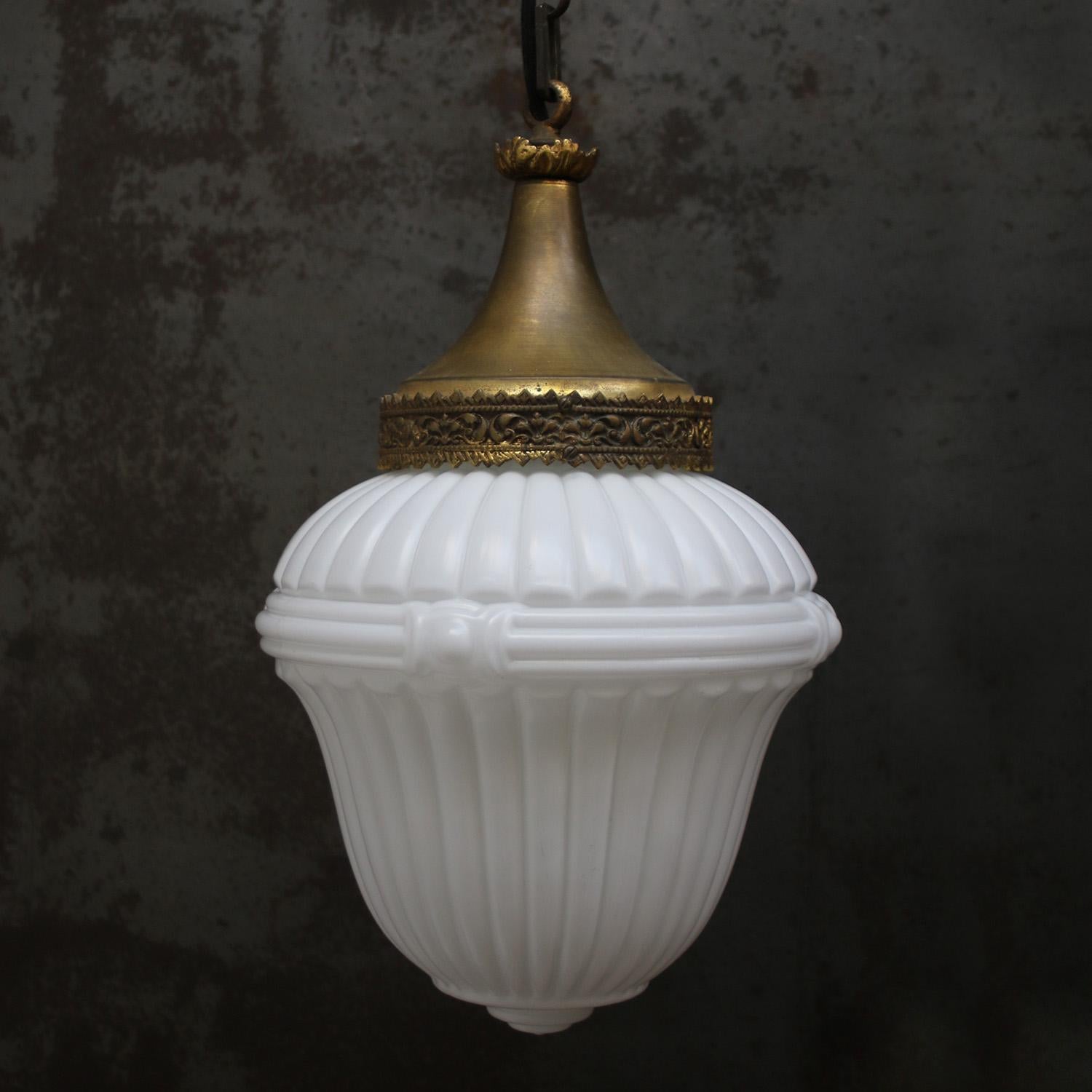 Baroque Grande lampe pendante française en verre opalin blanc et laiton en vente