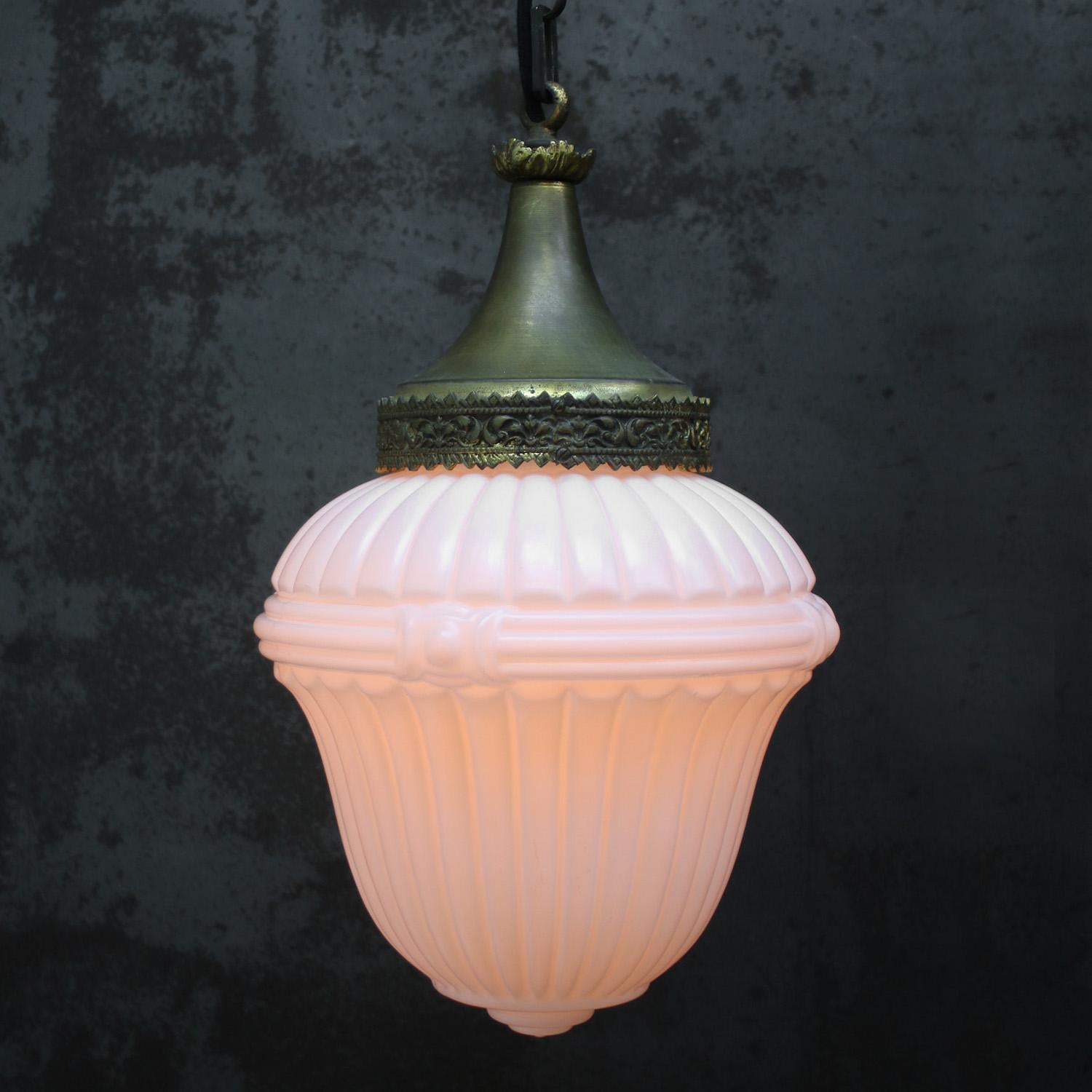 Français Grande lampe pendante française en verre opalin blanc et laiton en vente