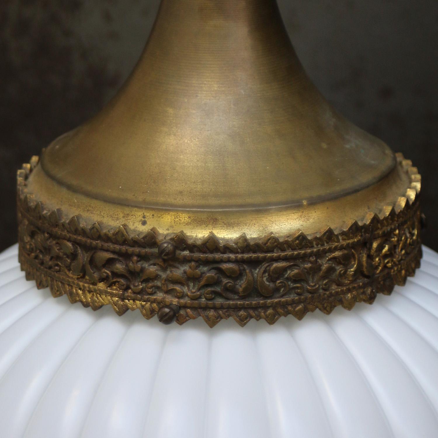 Grande lampe pendante française en verre opalin blanc et laiton Bon état - En vente à Amsterdam, NL